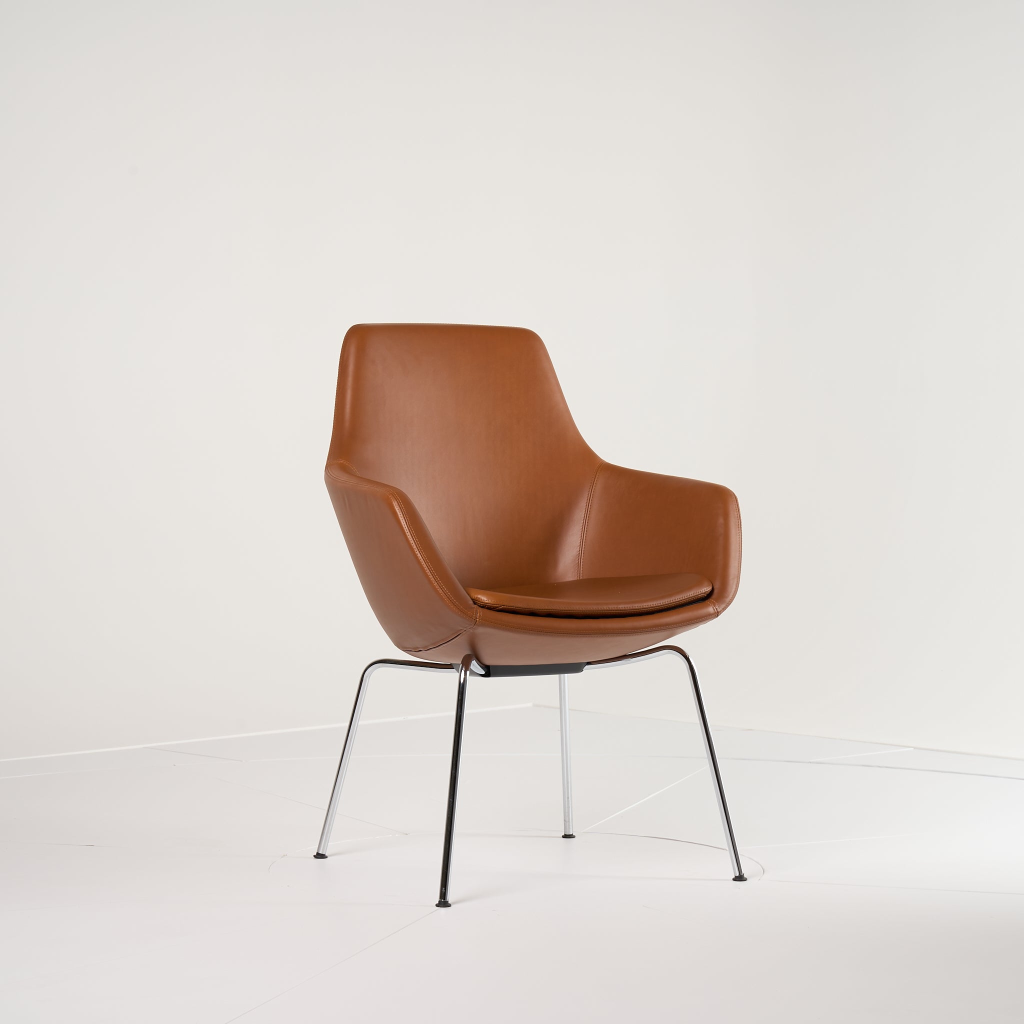 Little Giraffe Chair by Fritz Hansen in Four Legs, Soft Walnut Leather / Chrome | Floor Sample – Very Good | Shop Now | MO-FHA-3201-116-Hero Image-4