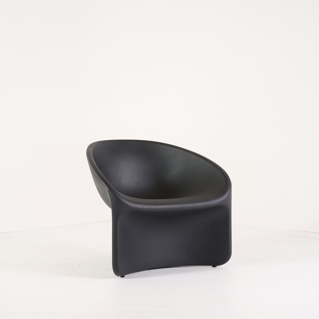 Bluff Chair by Heller in Black | Floor Sample – Very Good | Shop Now | MO-HLR-2302_06-1383-Hero Image-5
