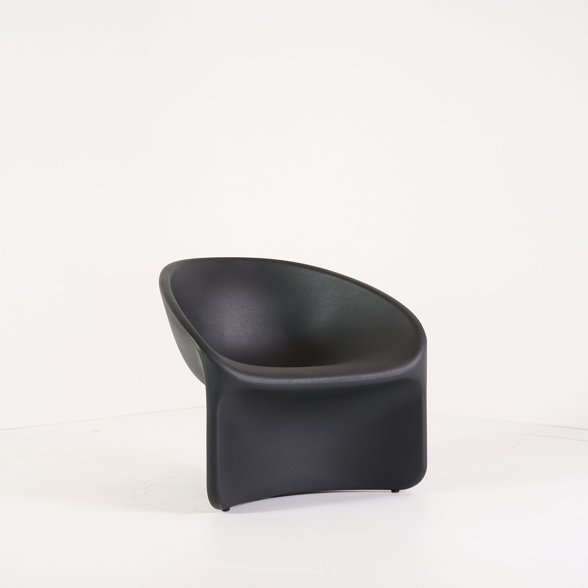 Bluff Chair by Heller in Black | Floor Sample – Very Good | Shop Now | MO-HLR-2302_06-1383-Hero Image-5