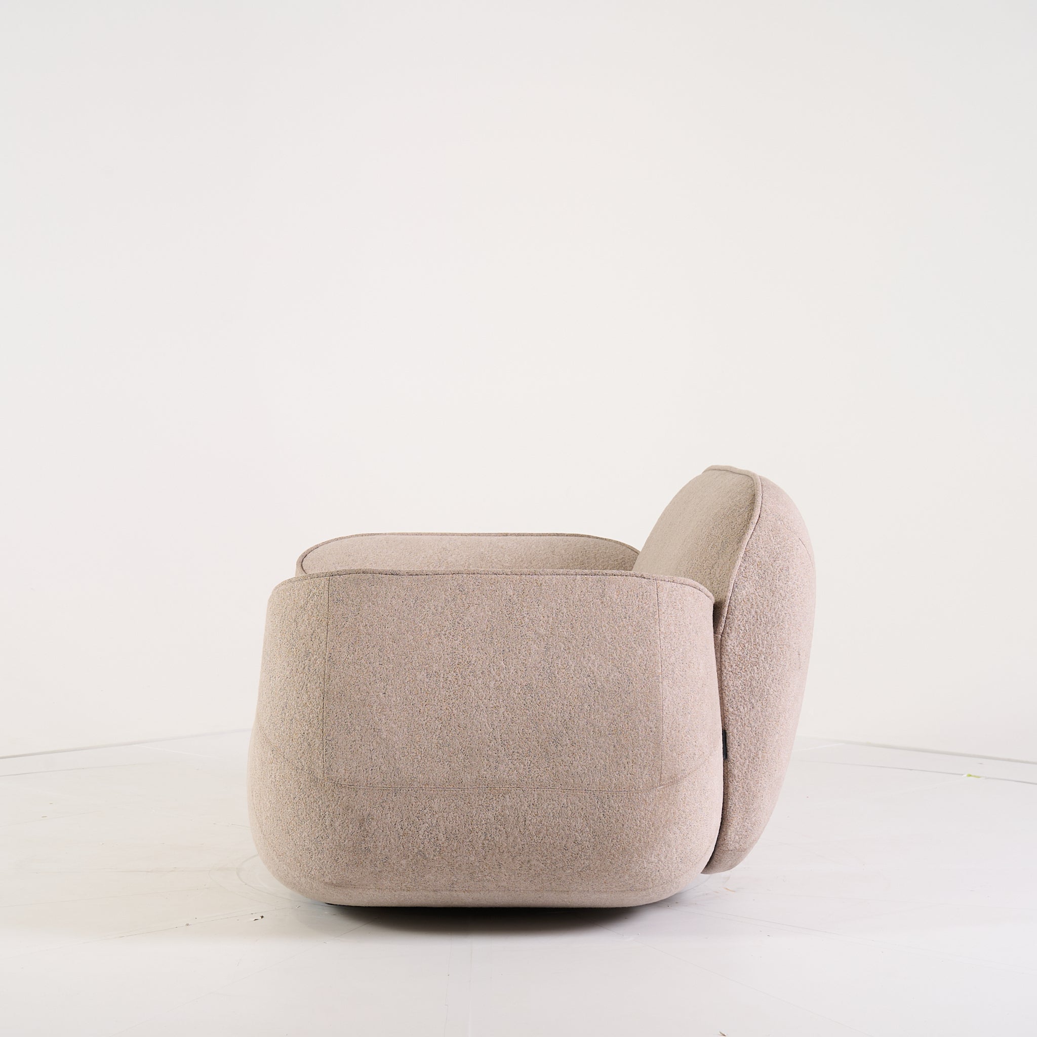 Big George Armchair by Moooi in Arda 211 | Floor Sample – Very Good | Shop Now | MO-MOO-8718282780900-1425-Hero Image-6