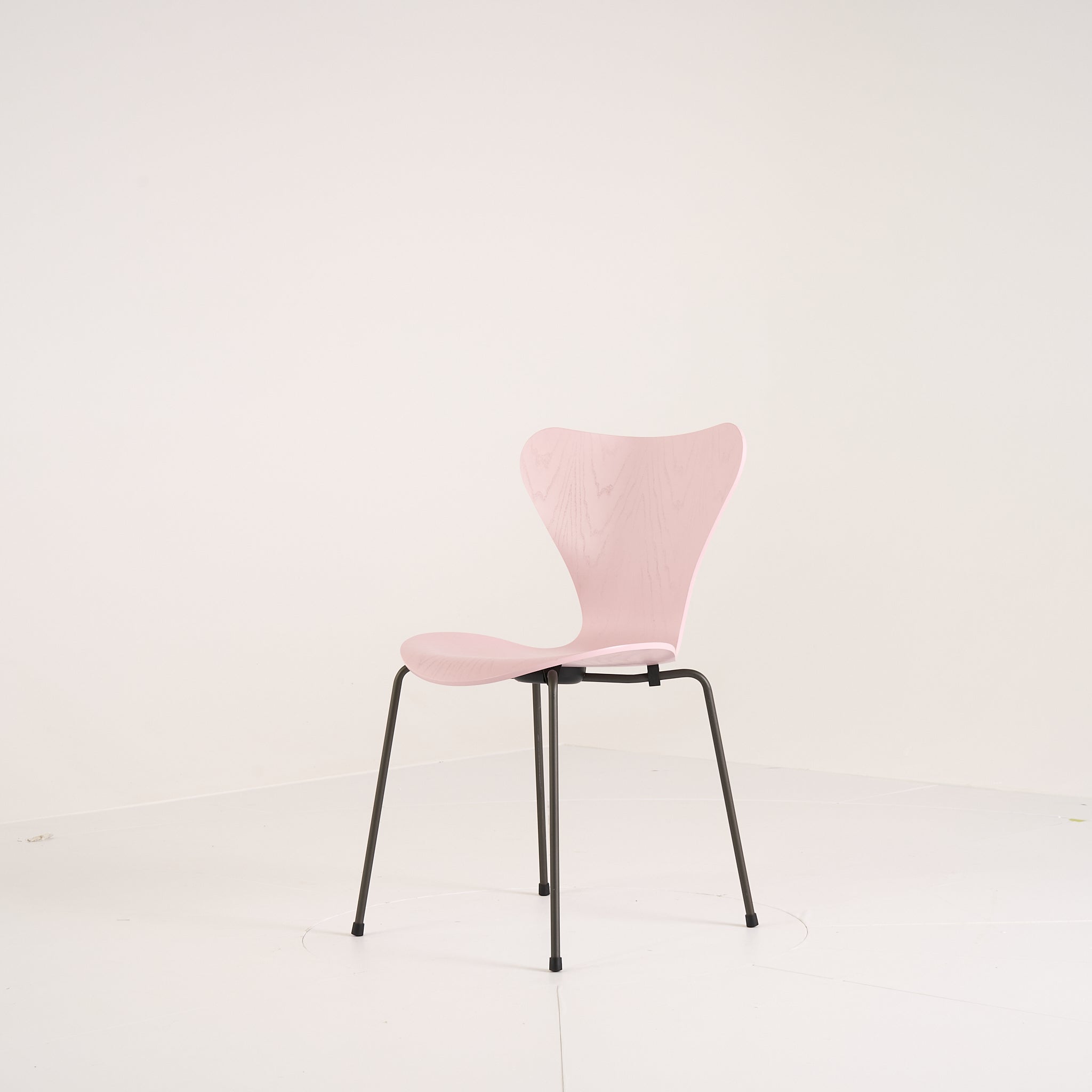 Series 7 Chair by Fritz Hansen in Pale Rose Lacquer / Warm Graphite | Gently Used – Good | Shop Now | MO-FHA-3107-67-Hero Image-2