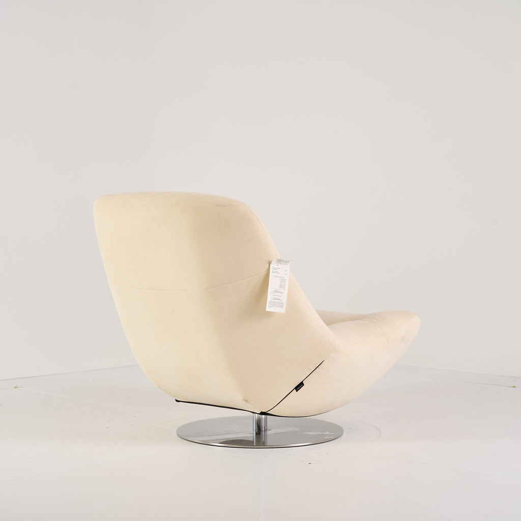 Manarola Swivelling Armchair by Ligne Roset in Alcantara Eggshell | Project Piece – As-Is | Shop Now | MO-LIR-14090200-1198-Hero Image-4