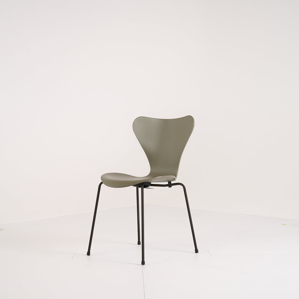 Series 7 Chair by Fritz Hansen in Olive Green Lacquer / Brown Bronze | Gently Used – Good | Shop Now | MO-FHA-3107-65-Hero Image-4