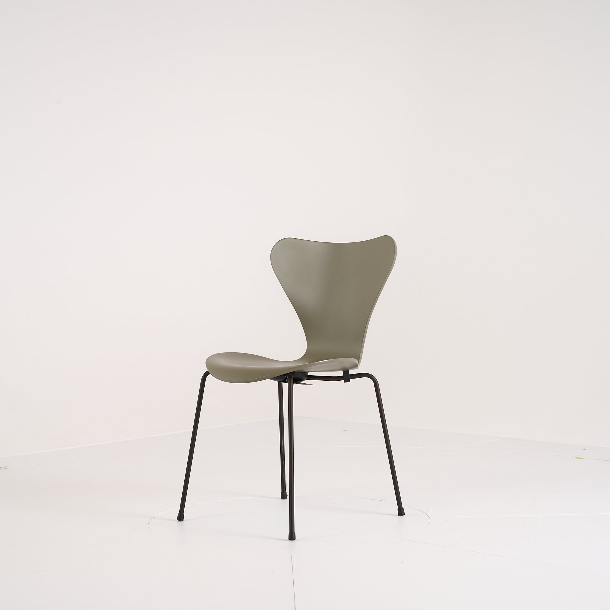 Series 7 Chair by Fritz Hansen in Olive Green Lacquer / Brown Bronze | Gently Used – Good | Shop Now | MO-FHA-3107-65-Hero Image-4
