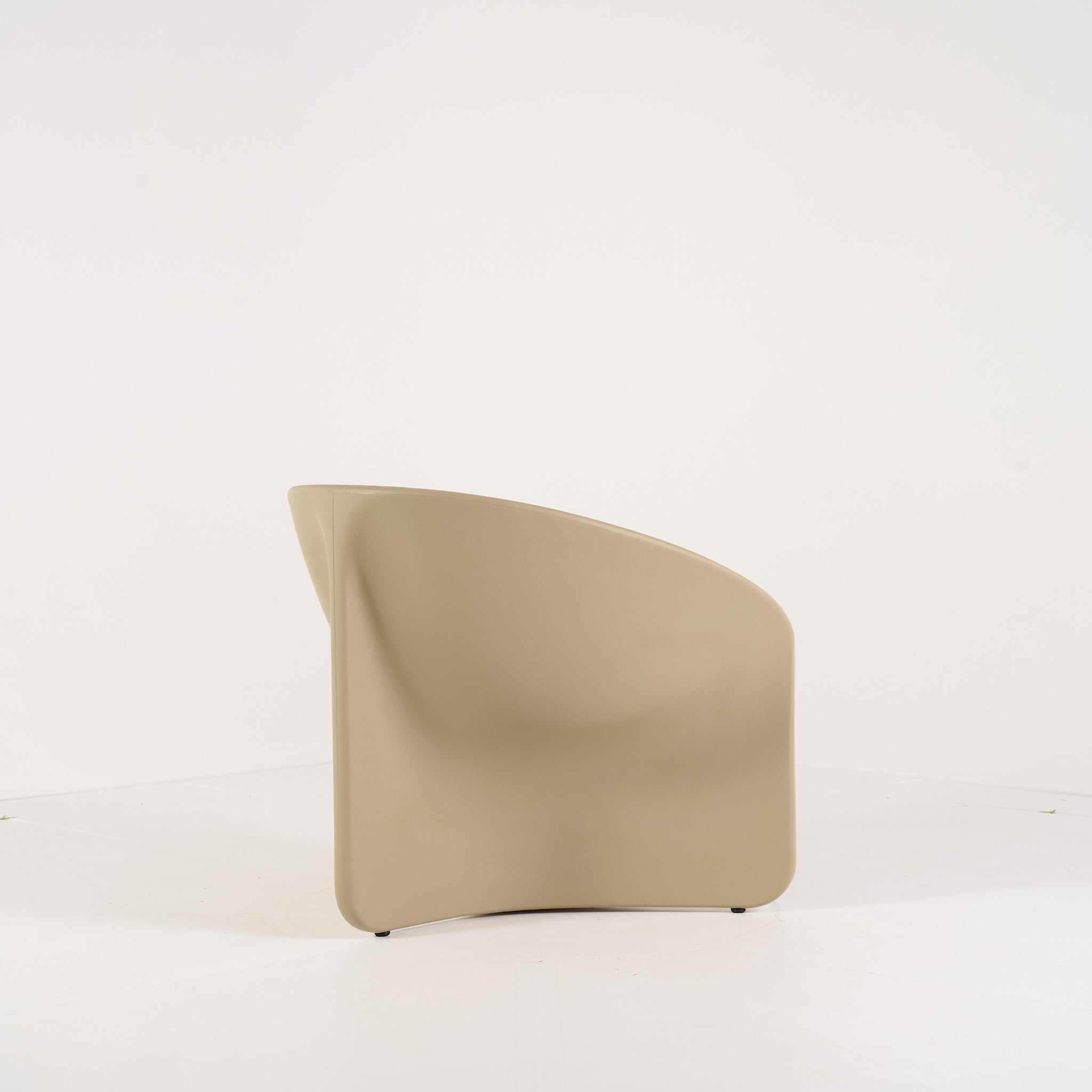 Bluff Chair by Heller in Sand | Open Box – Excellent | Shop Now | MO-HLR-2302_08-1384-Hero Image-4