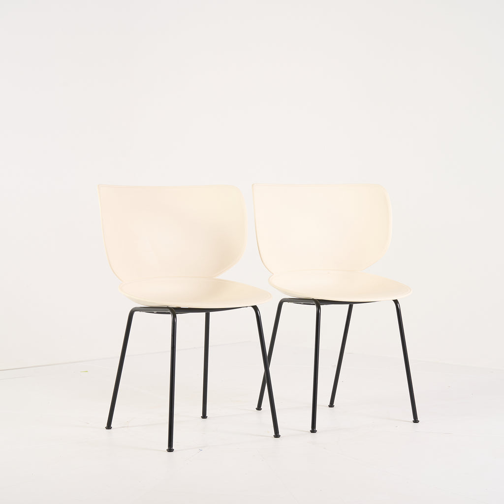 Hana Chair Un-Upholstered (Set of 2) by Moooi in Oyster White / Non-Stackable Black Legs | Project Piece – As-Is | Shop Now | MO-MOO-8718282380391-1432-Hero Image-2