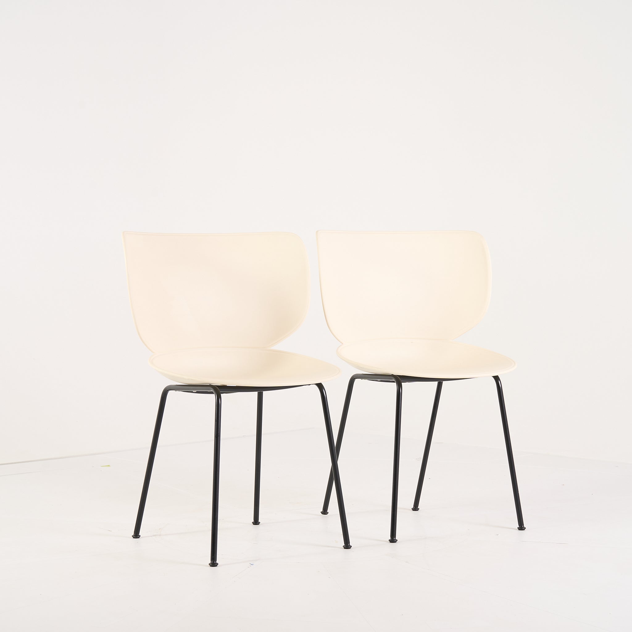 Hana Chair Un-Upholstered (Set of 2) by Moooi in Oyster White / Non-Stackable Black Legs | Project Piece – As-Is | Shop Now | MO-MOO-8718282380391-1432-Hero Image-2