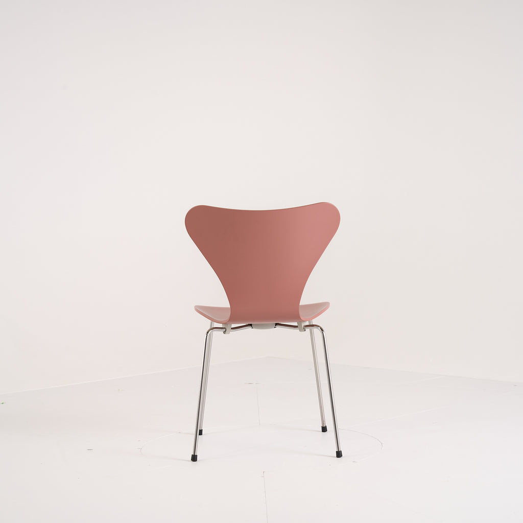 Series 7 Chair by Fritz Hansen in Wild Rose Lacquer / Warm Graphite | Open Box – Excellent | Shop Now | MO-FHA-3107-63-Hero Image-4