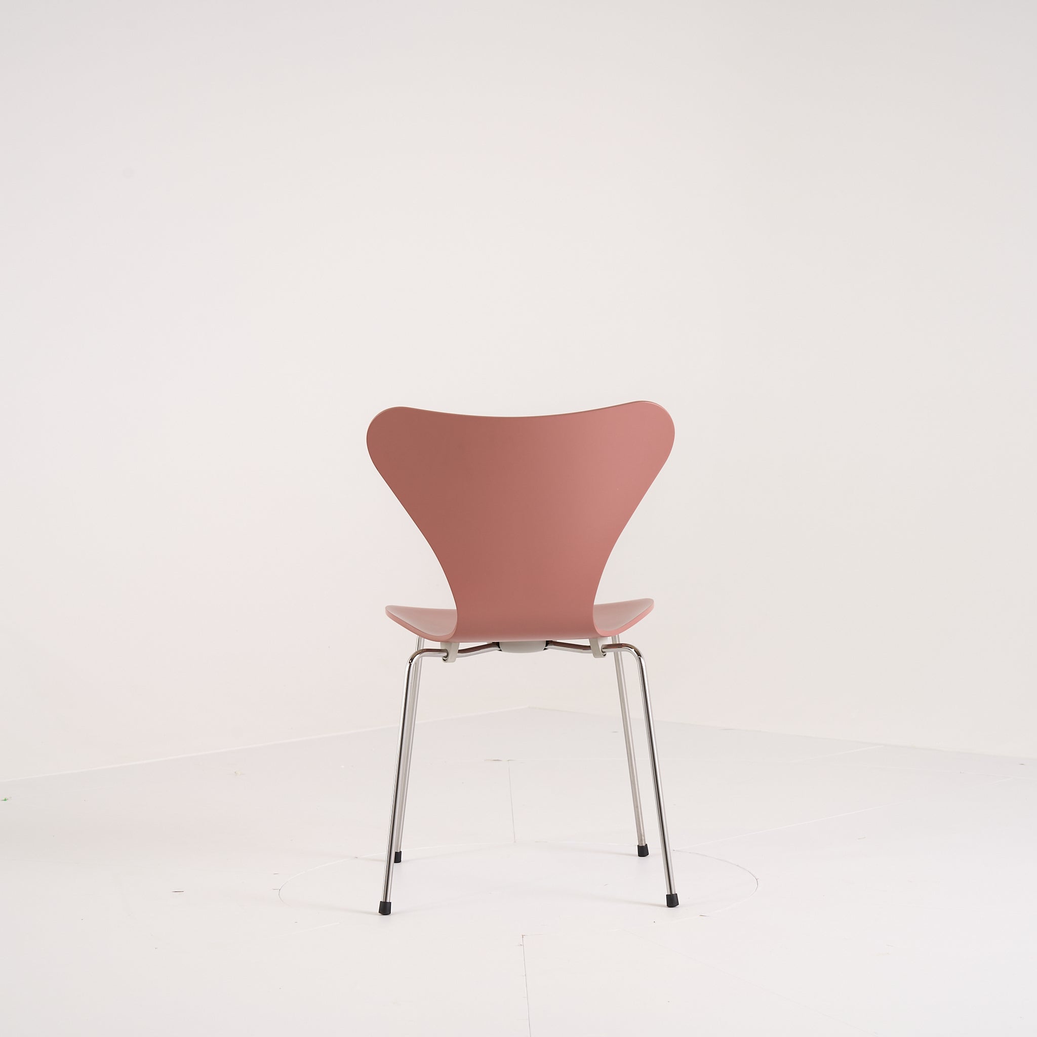 Series 7 Chair by Fritz Hansen in Wild Rose Lacquer / Warm Graphite | Open Box – Excellent | Shop Now | MO-FHA-3107-63-Hero Image-4