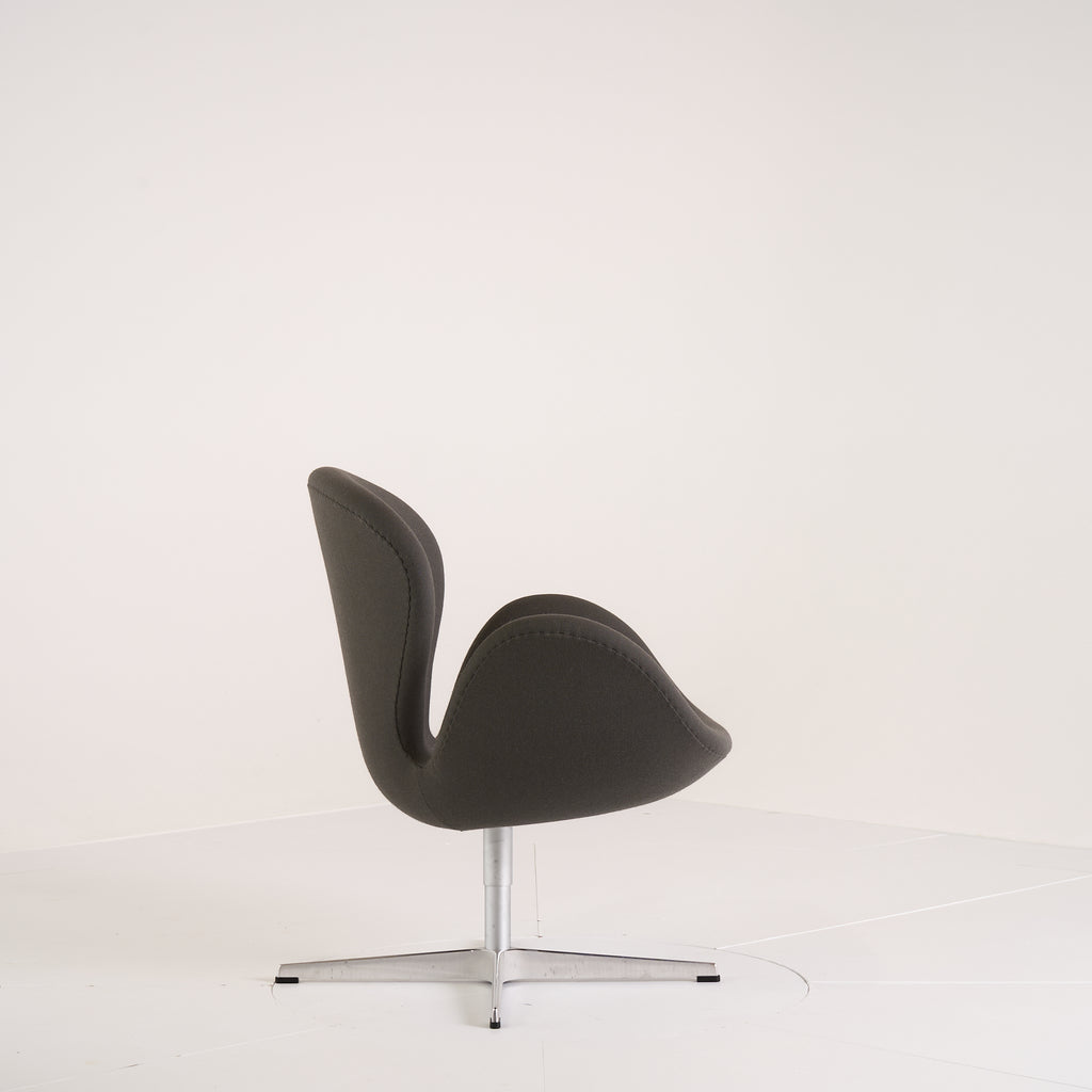 Swan Chair  by Fritz Hansen in Fame 61060 (Grey) / Brushed Aluminum | Floor Sample – Very Good | Shop Now | MO-FHA-3320-27-Hero Image-6