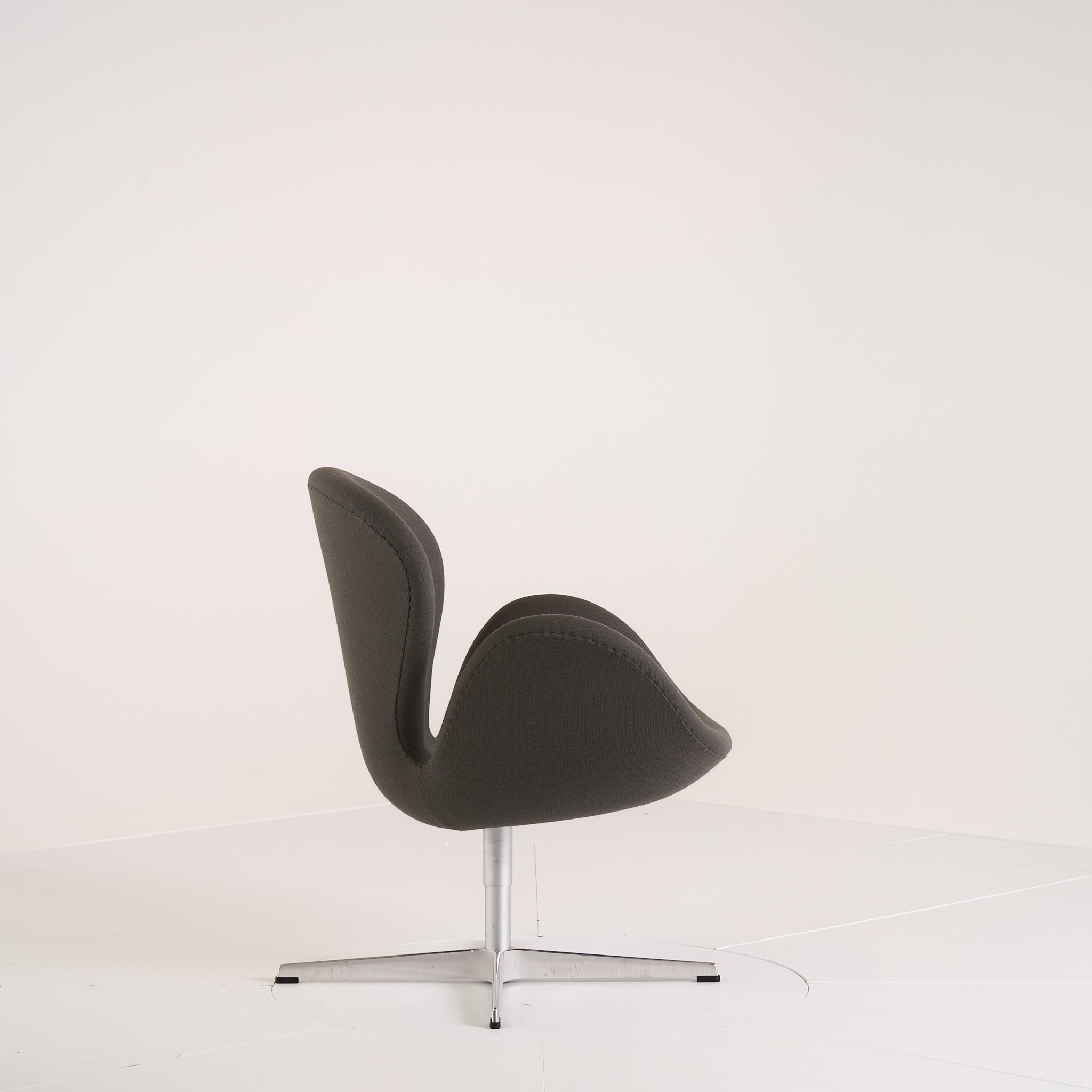 Swan Chair  by Fritz Hansen in Fame 61060 (Grey) / Brushed Aluminum | Floor Sample – Very Good | Shop Now | MO-FHA-3320-27-Hero Image-6