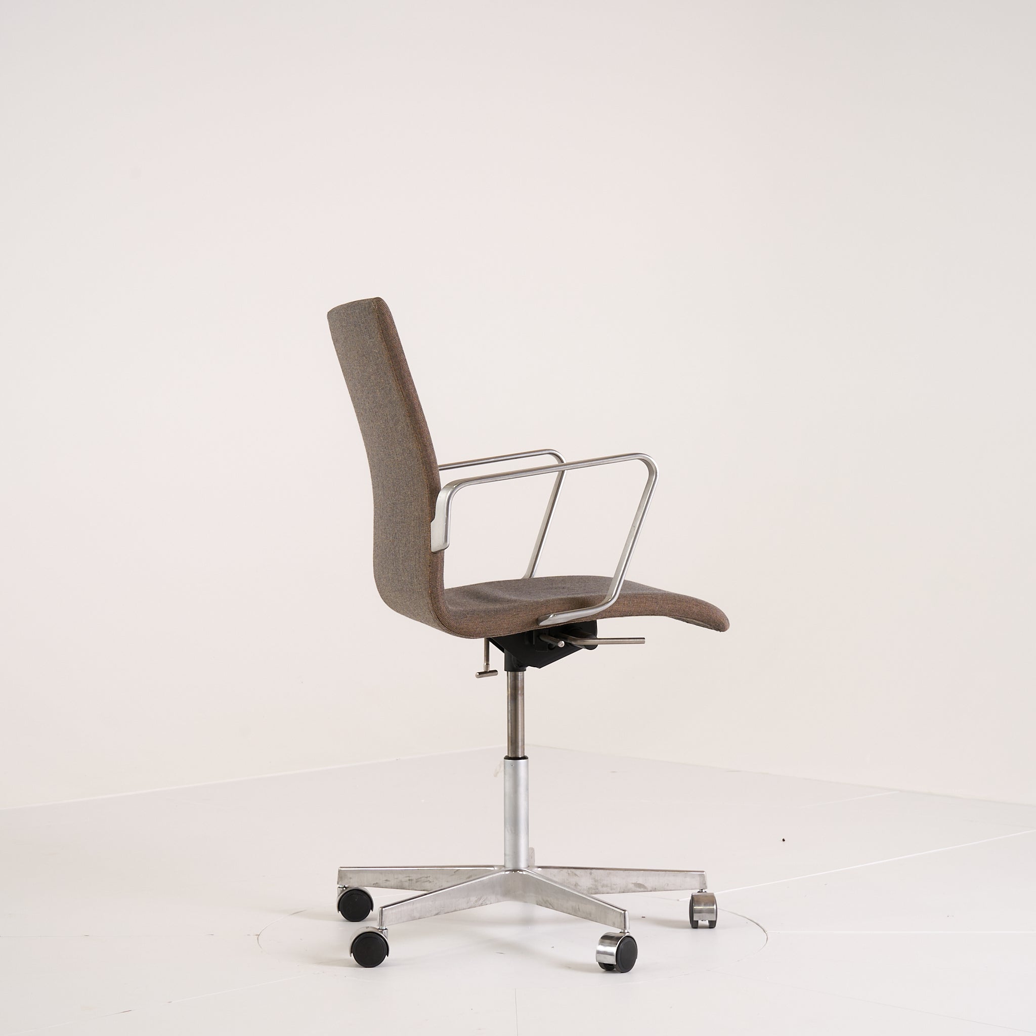 Oxford by Fritz Hansen in Low Back / Canvas 264 / Chrome | Project Piece – As-Is | Shop Now | MO-FHA-3291W-45-Hero Image-4