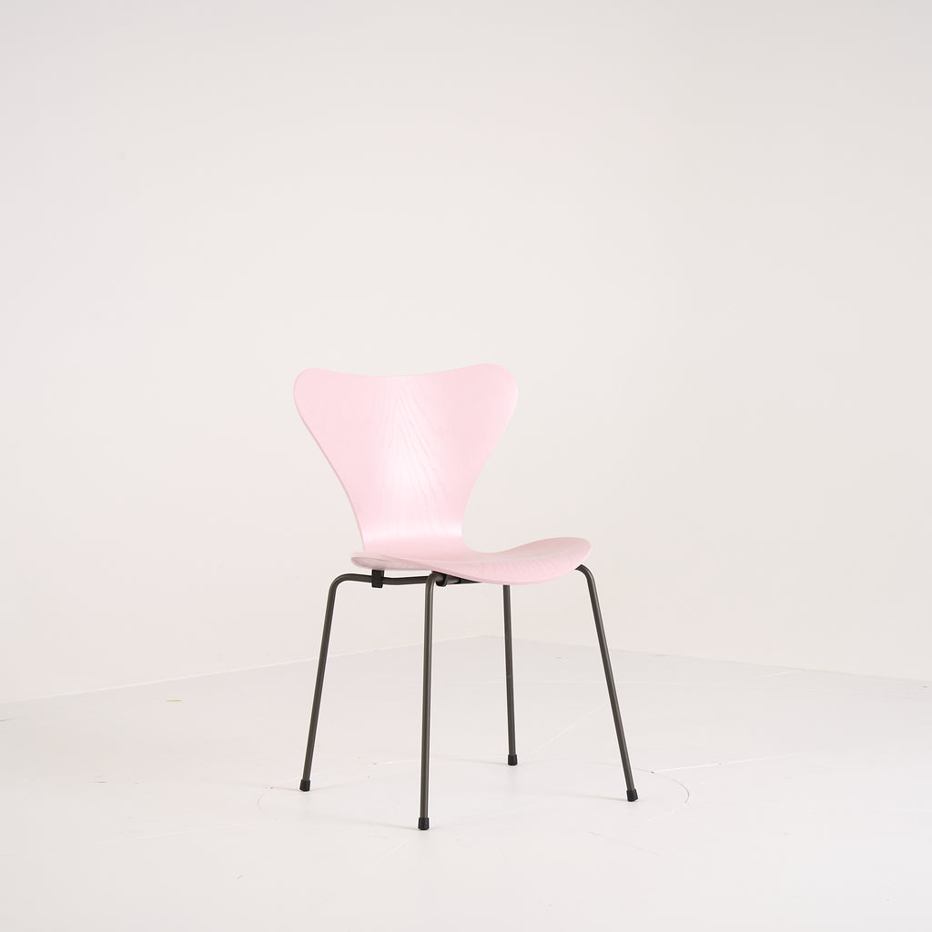 Series 7 Chair by Fritz Hansen in Pale Rose Lacquer / Warm Graphite | Gently Used – Good | Shop Now | MO-FHA-3107-67-Hero Image-3