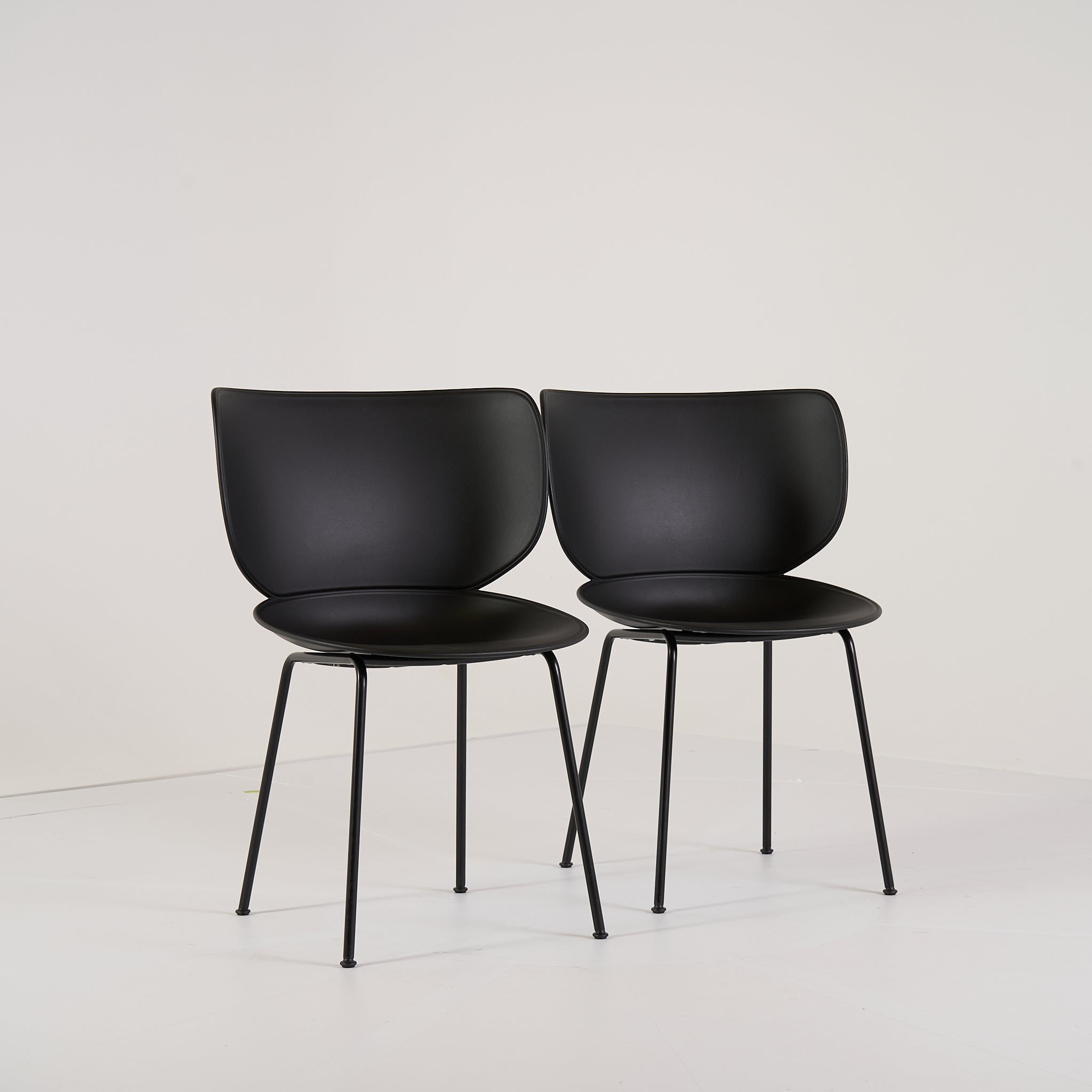 Hana Chairs Unupholstered Set of 2 by Moooi in Black/Black Non-Stacking | Gently Used – Good | Shop Now | MO-MOO-8718282380278-139-Hero Image-4