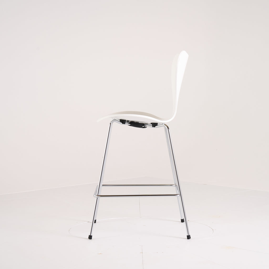 Series 7 Counter Stool by Fritz Hansen in Lacquered White / Chrome | Floor Sample – Very Good | Shop Now | MO-FHA-3187-54-Hero Image-3