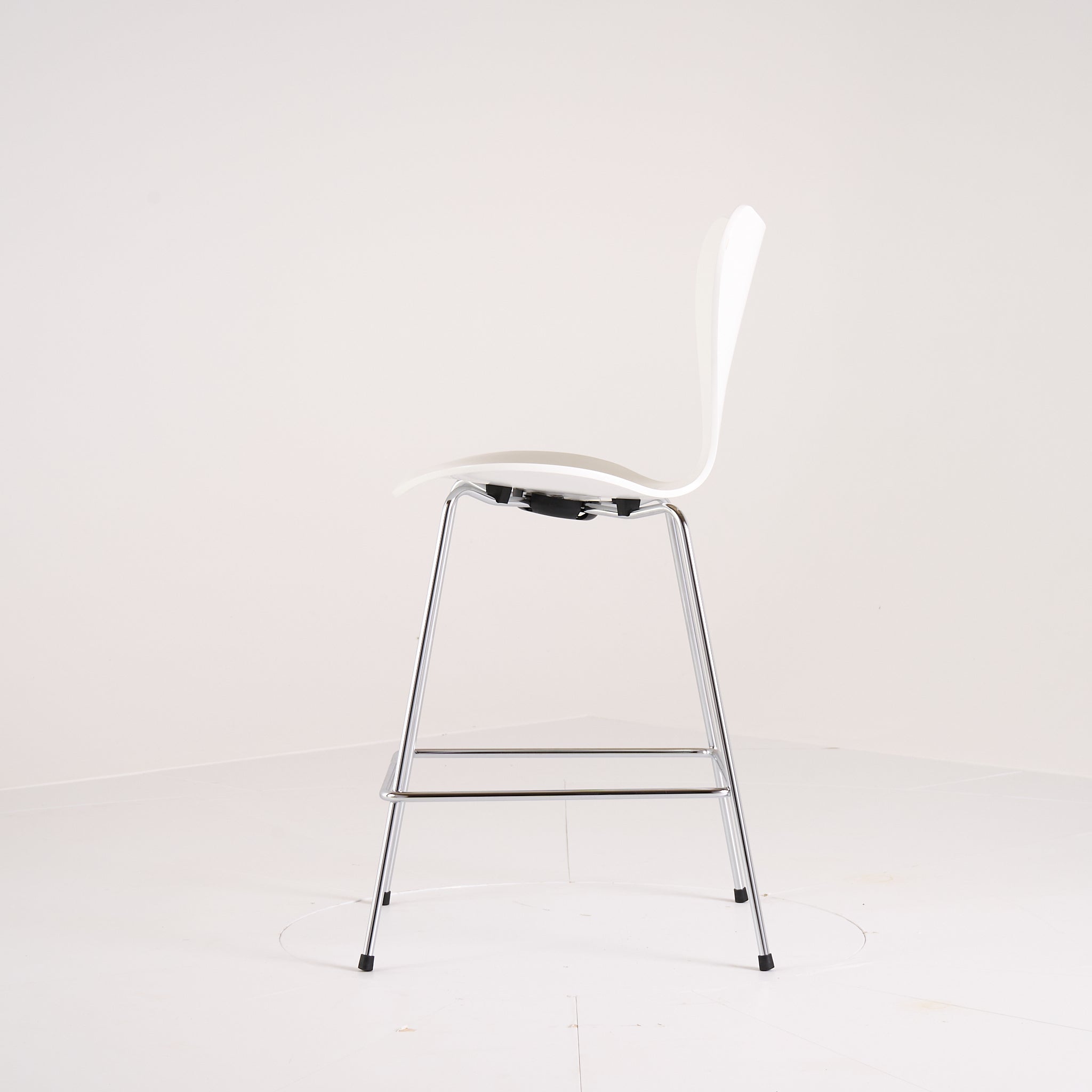 Series 7 Counter Stool by Fritz Hansen in Lacquered White / Chrome | Floor Sample – Very Good | Shop Now | MO-FHA-3187-54-Hero Image-3