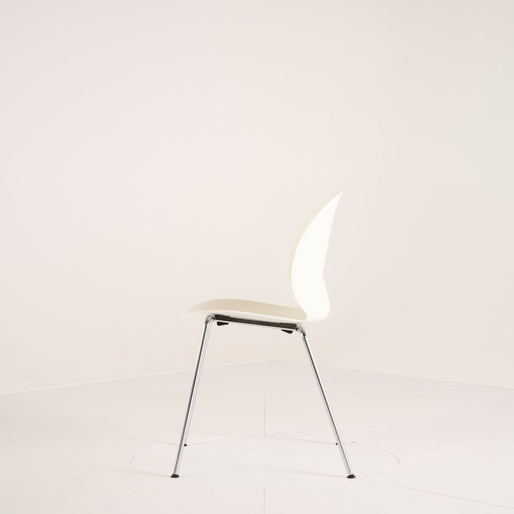 Recycle Chair by Fritz Hansen in Off White / Chrome | Well Loved – Fair | Shop Now | MO-FHA-N02_10_Chair-93-Hero Image-3