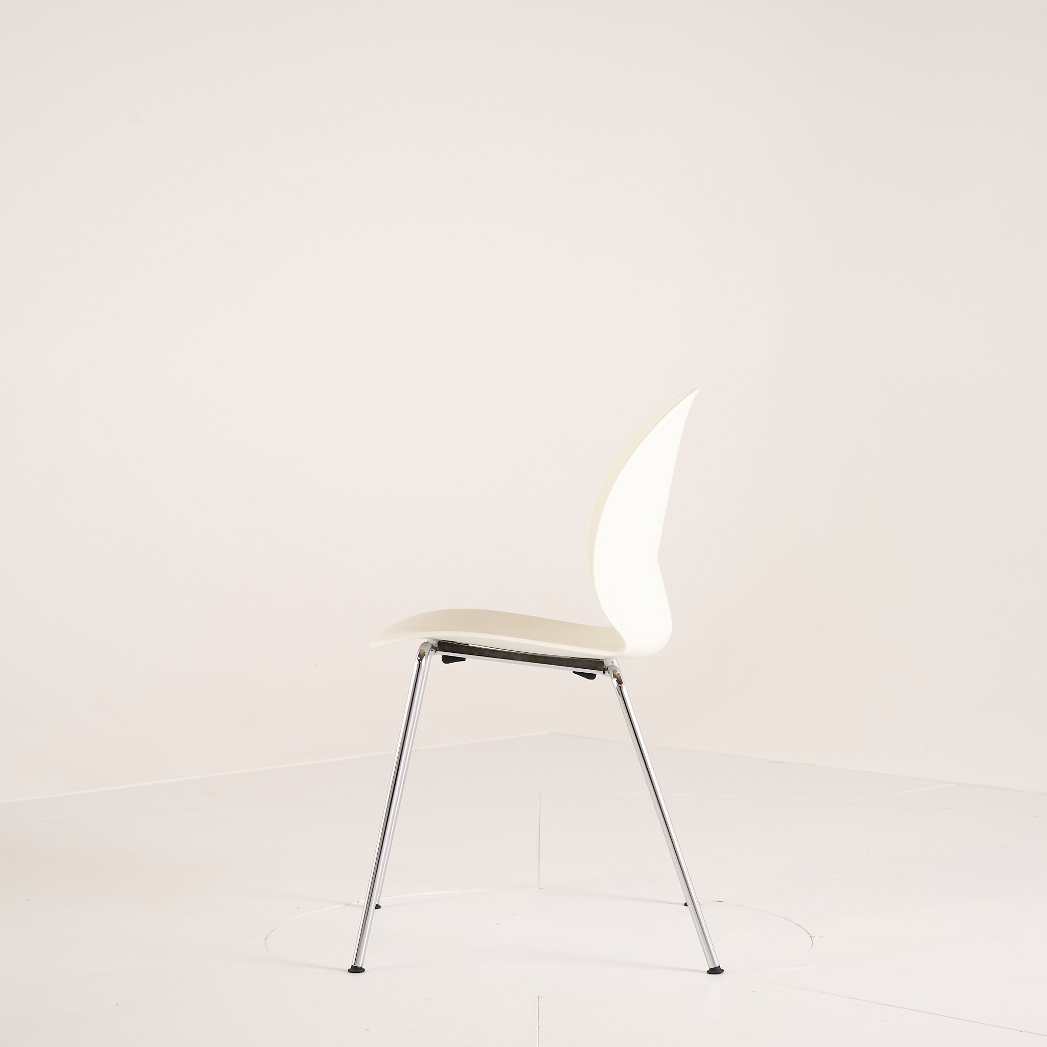 Recycle Chair by Fritz Hansen in Off White / Chrome | Well Loved – Fair | Shop Now | MO-FHA-N02_10_Chair-93-Hero Image-3