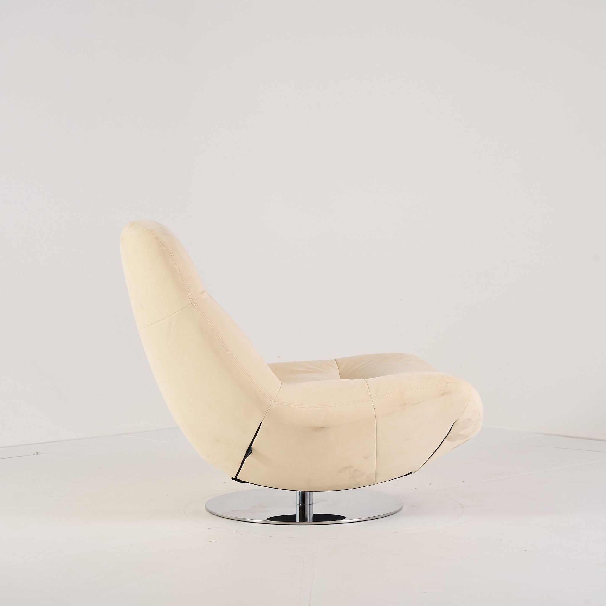 Manarola Swivelling Armchair by Ligne Roset in Alcantara Eggshell | Project Piece – As-Is | Shop Now | MO-LIR-14090200-1421-Hero Image-3