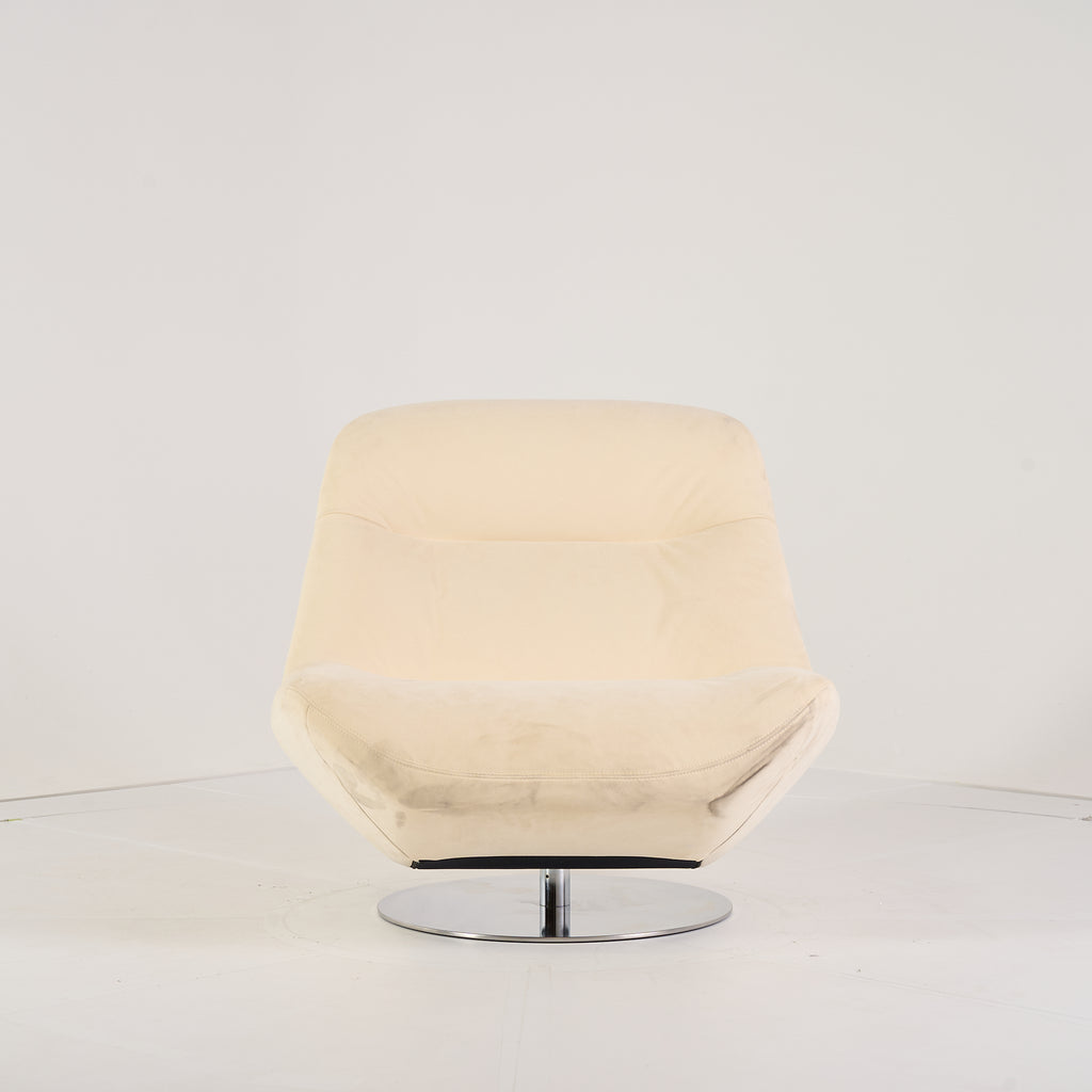 Manarola Swivelling Armchair by Ligne Roset in Alcantara Eggshell | Project Piece – As-Is | Shop Now | MO-LIR-14090200-1421-Hero Image-1