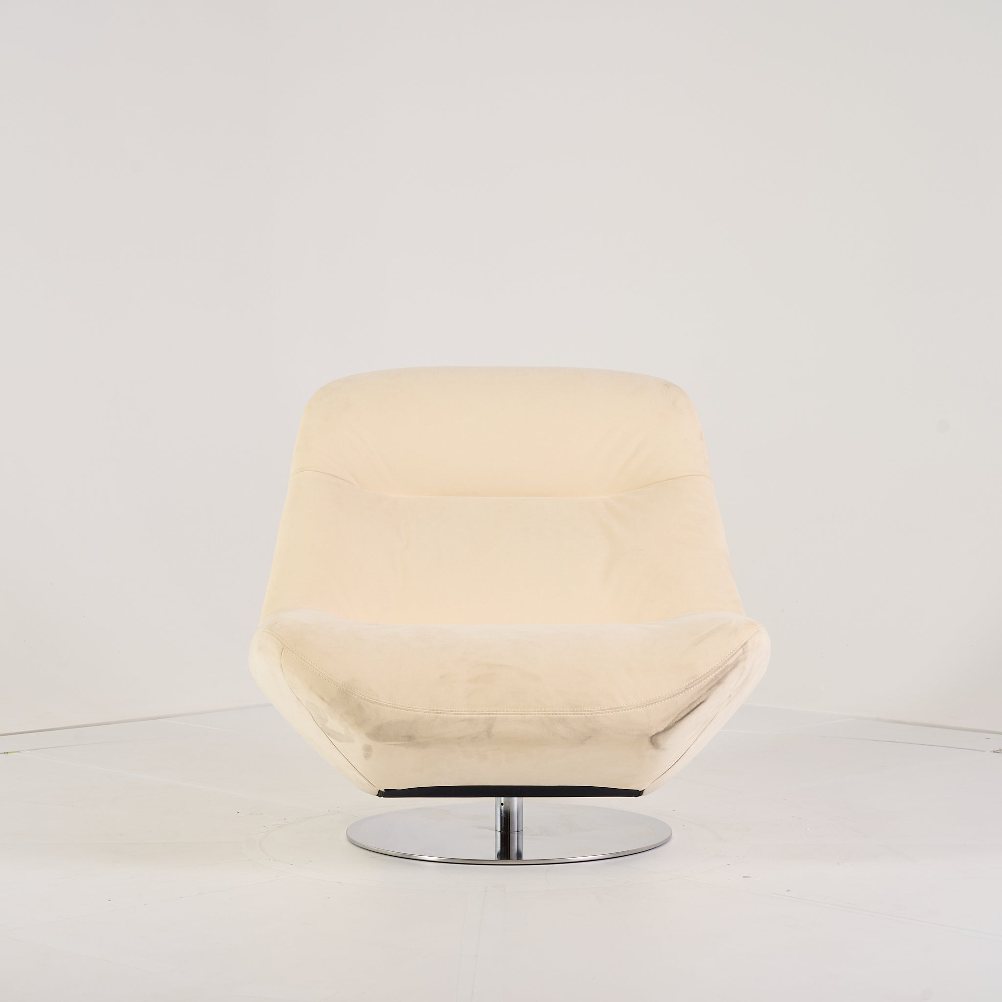 Manarola Swivelling Armchair by Ligne Roset in Alcantara Eggshell | Project Piece – As-Is | Shop Now | MO-LIR-14090200-1421-Hero Image-1