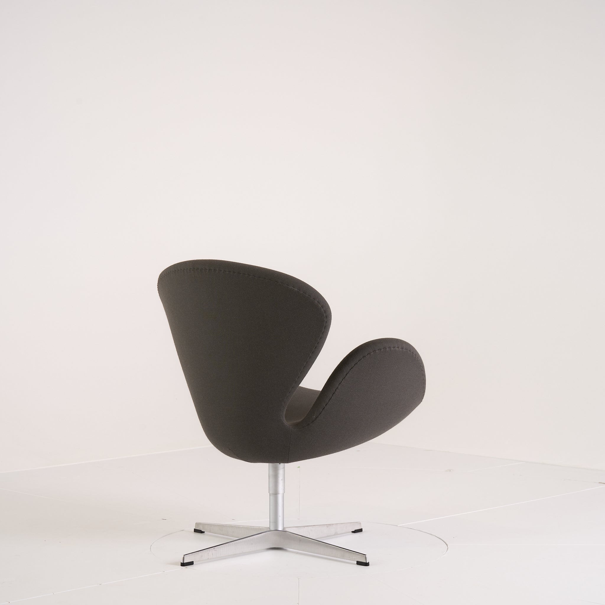 Swan Chair  by Fritz Hansen in Fame 61060 (Grey) / Brushed Aluminum | Floor Sample – Very Good | Shop Now | MO-FHA-3320-27-Hero Image-4