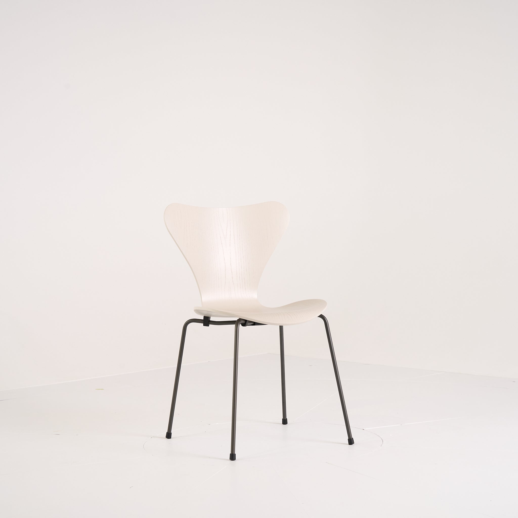 Series 7 Chair by Fritz Hansen in Light Beige Ash / Brown Bronze | Gently Used – Good | Shop Now | MO-FHA-3107-66-Hero Image-2