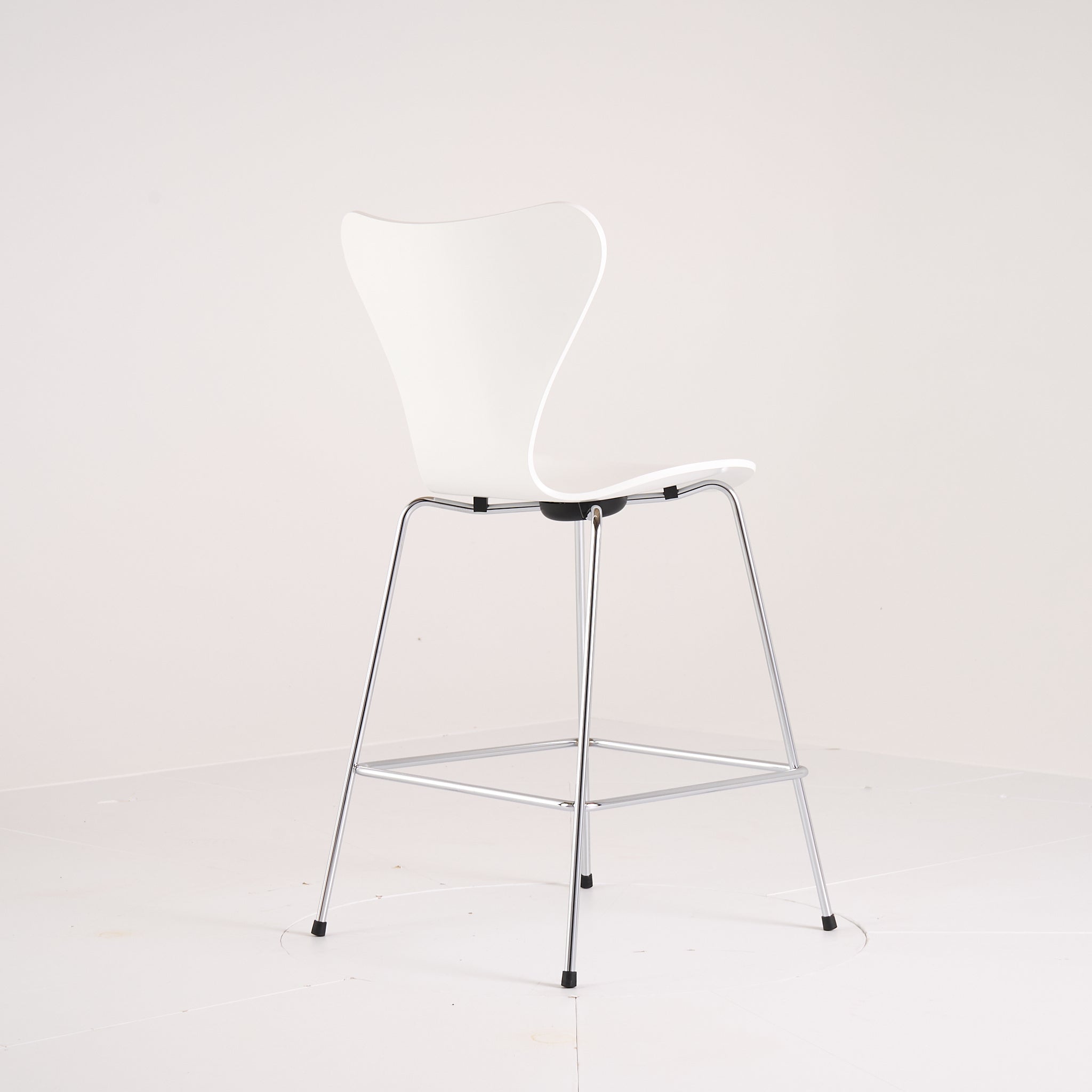 Series 7 Counter Stool by Fritz Hansen in Lacquered White / Chrome | Floor Sample – Very Good | Shop Now | MO-FHA-3187-54-Hero Image-6