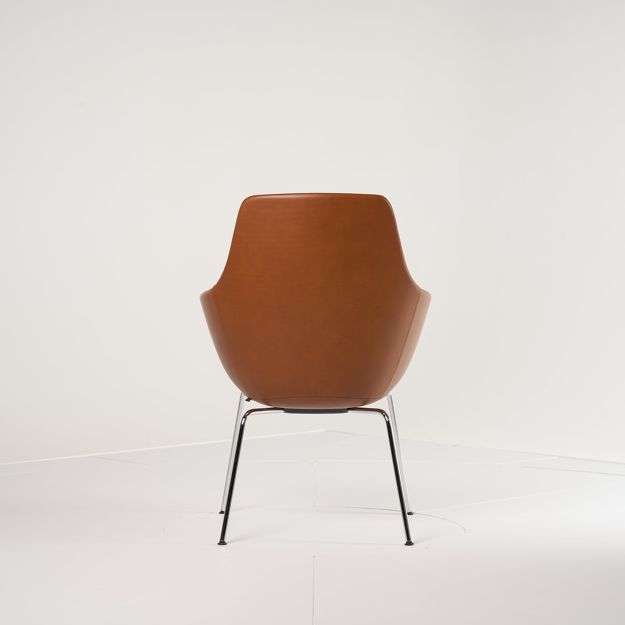 Little Giraffe Chair by Fritz Hansen in Four Legs, Soft Walnut Leather / Chrome | Floor Sample – Very Good | Shop Now | MO-FHA-3201-116-Hero Image-2