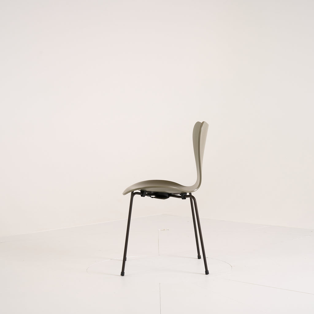 Series 7 Chair by Fritz Hansen in Olive Green Lacquer / Brown Bronze | Gently Used – Good | Shop Now | MO-FHA-3107-65-Hero Image-7