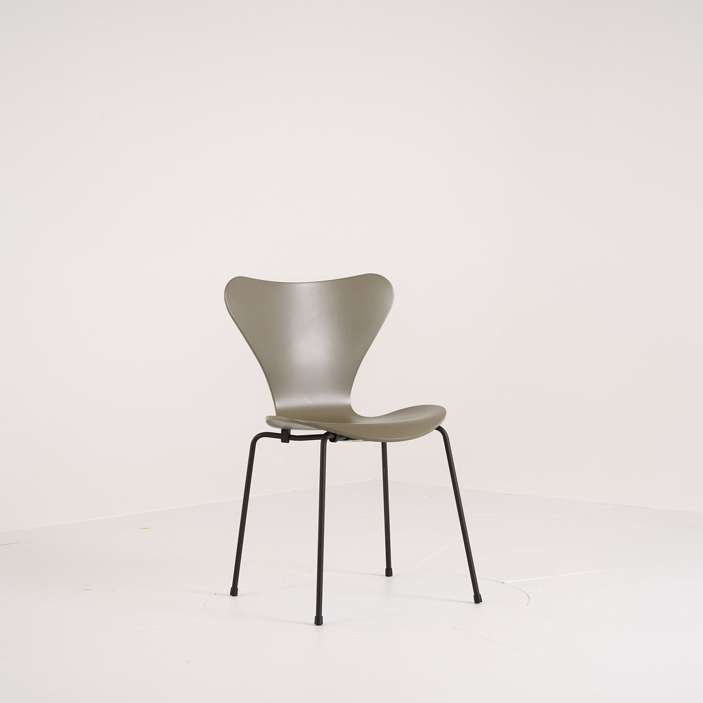 Series 7 Chair by Fritz Hansen in Olive Green Lacquer / Brown Bronze | Gently Used – Good | Shop Now | MO-FHA-3107-65-Hero Image-3