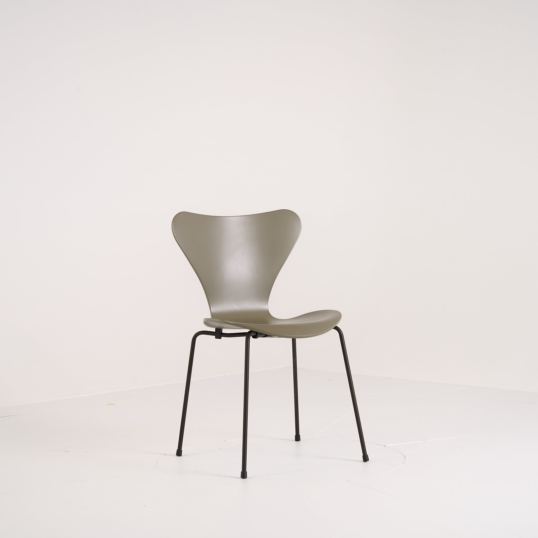 Series 7 Chair by Fritz Hansen in Olive Green Lacquer / Brown Bronze | Gently Used – Good | Shop Now | MO-FHA-3107-65-Hero Image-3