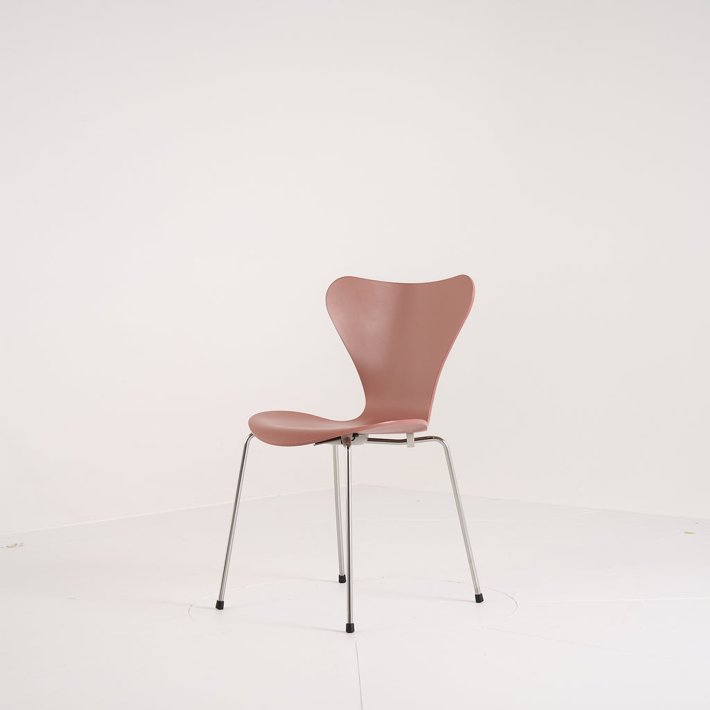 Series 7 Chair by Fritz Hansen in Wild Rose Lacquer / Warm Graphite | Open Box – Excellent | Shop Now | MO-FHA-3107-63-Hero Image-3