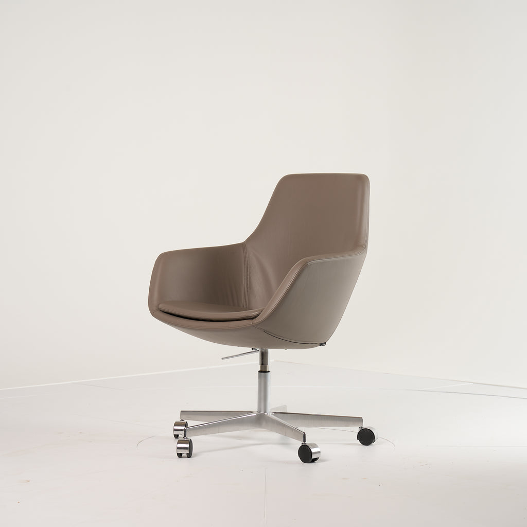 Little Giraffe Chair by Fritz Hansen in Essential Leather Stone / Chrome / Castors | Floor Sample – Very Good | Shop Now | MO-FHA-3211-117-Hero Image-4