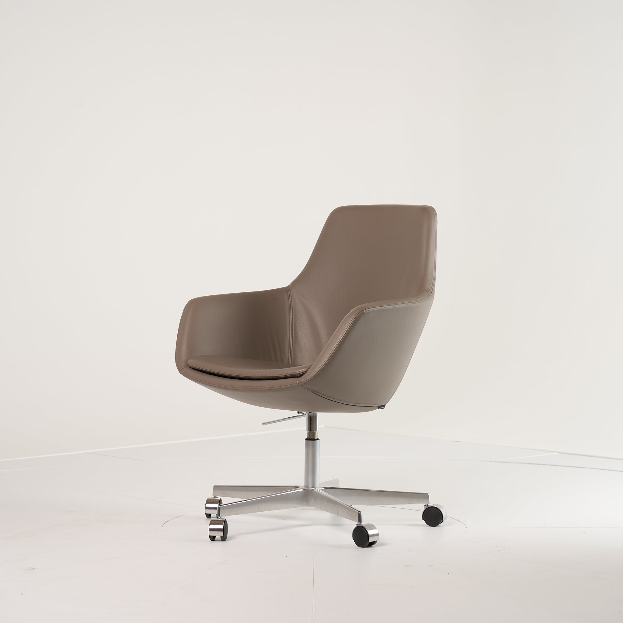 Little Giraffe Chair by Fritz Hansen in Essential Leather Stone / Chrome / Castors | Floor Sample – Very Good | Shop Now | MO-FHA-3211-117-Hero Image-4