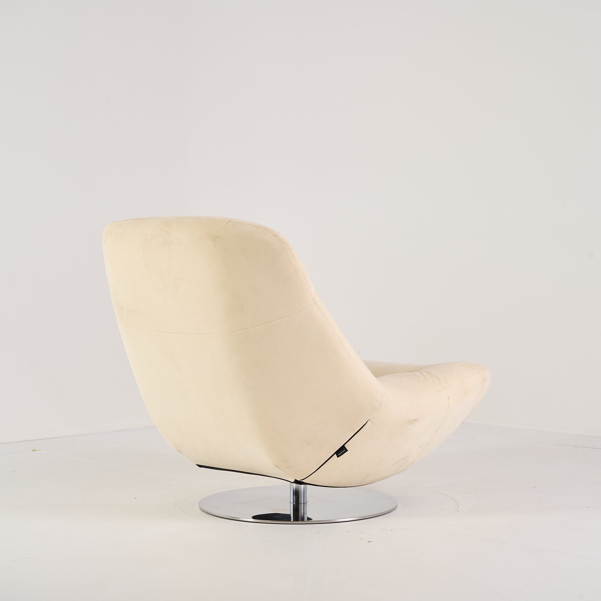 Manarola Swivelling Armchair by Ligne Roset in Alcantara Eggshell | Project Piece – As-Is | Shop Now | MO-LIR-14090200-1421-Hero Image-4