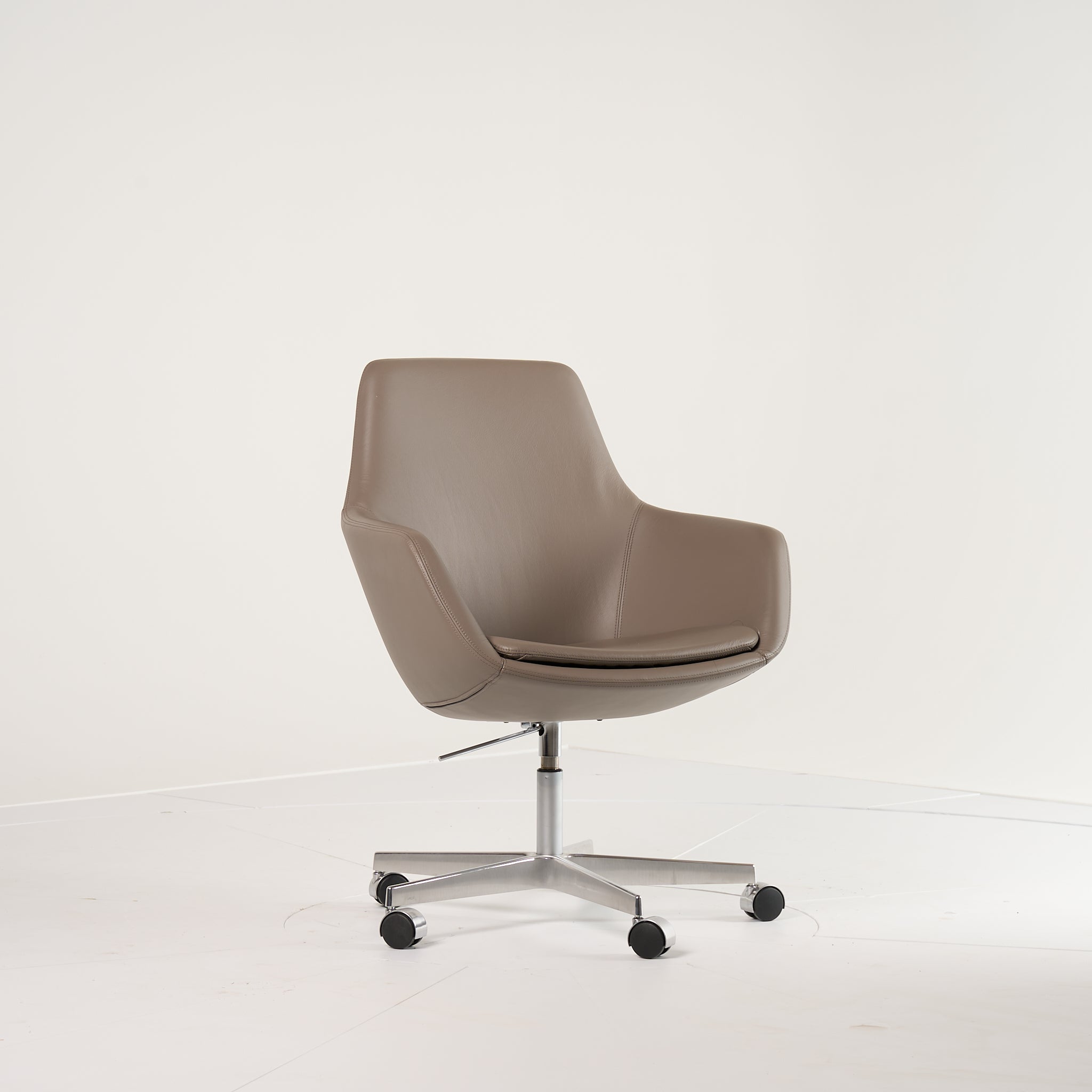 Little Giraffe Chair by Fritz Hansen in Essential Leather Stone / Chrome / Castors | Floor Sample – Very Good | Shop Now | MO-FHA-3211-117-Hero Image-5