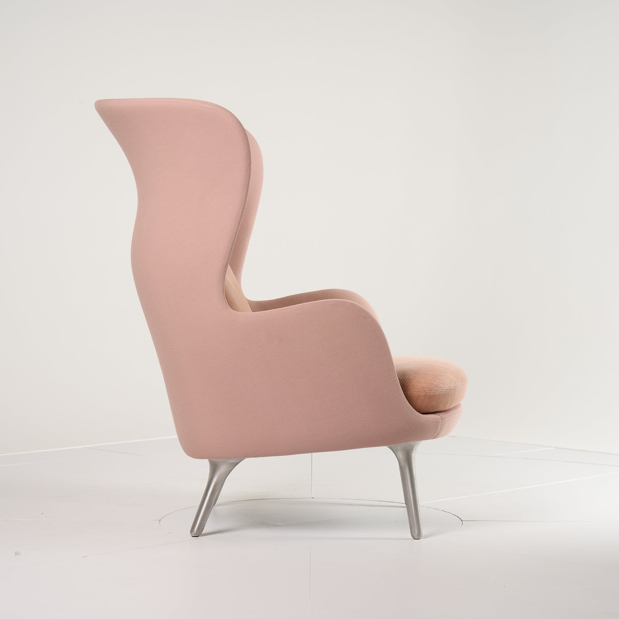 Ro Chair by Fritz Hansen in Steelcut Beige/Red / Nabis Pale Rose / Aluminum | Open Box – Excellent | Shop Now | MO-FHA-JH1MU-37-Hero Image-3