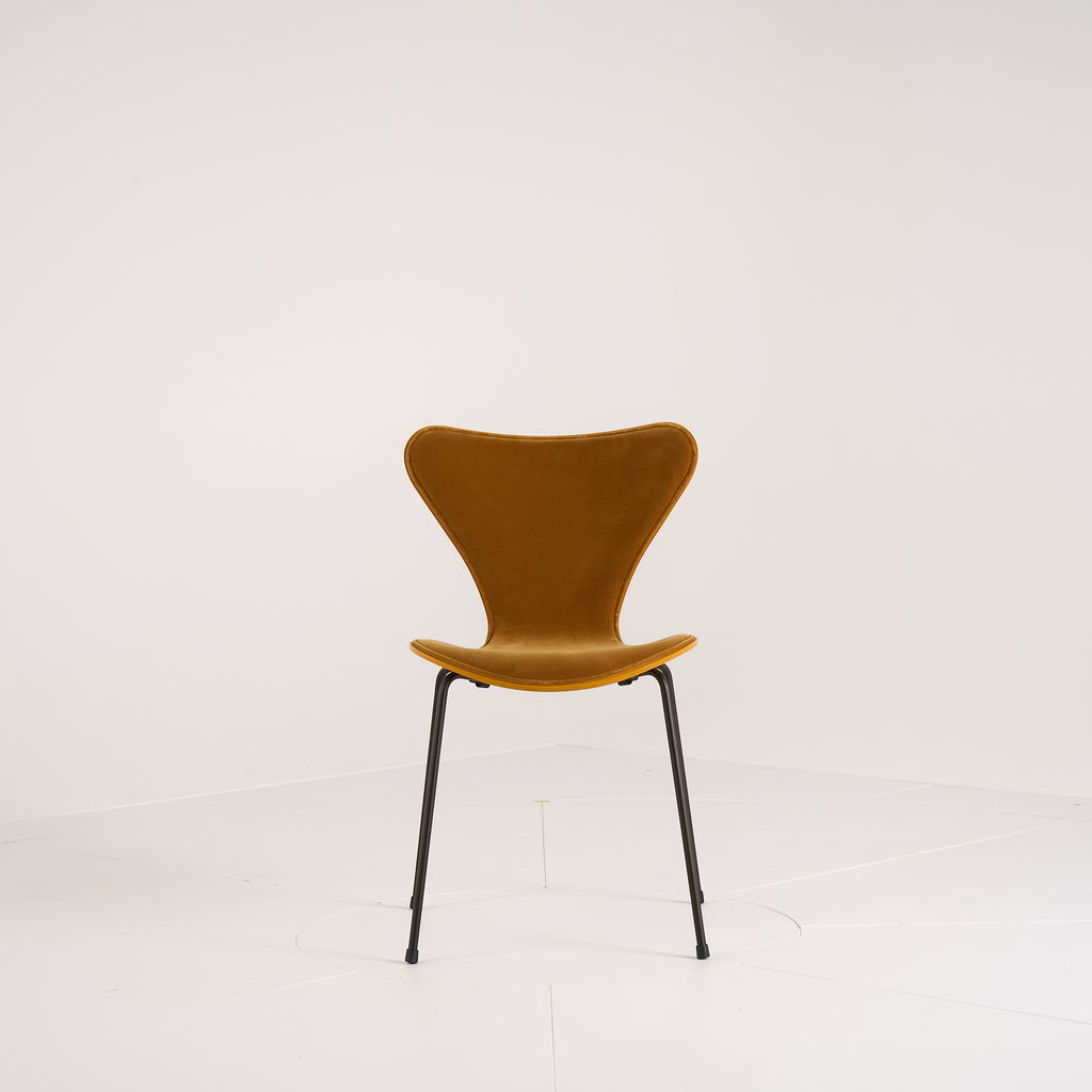 Series 7 Chair  by Fritz Hansen in Belfast Ochre / Burnt Yellow Ash / Brown Bronze | Floor Sample – Very Good | Shop Now | MO-FHA-3107FRU-62-Hero Image-3