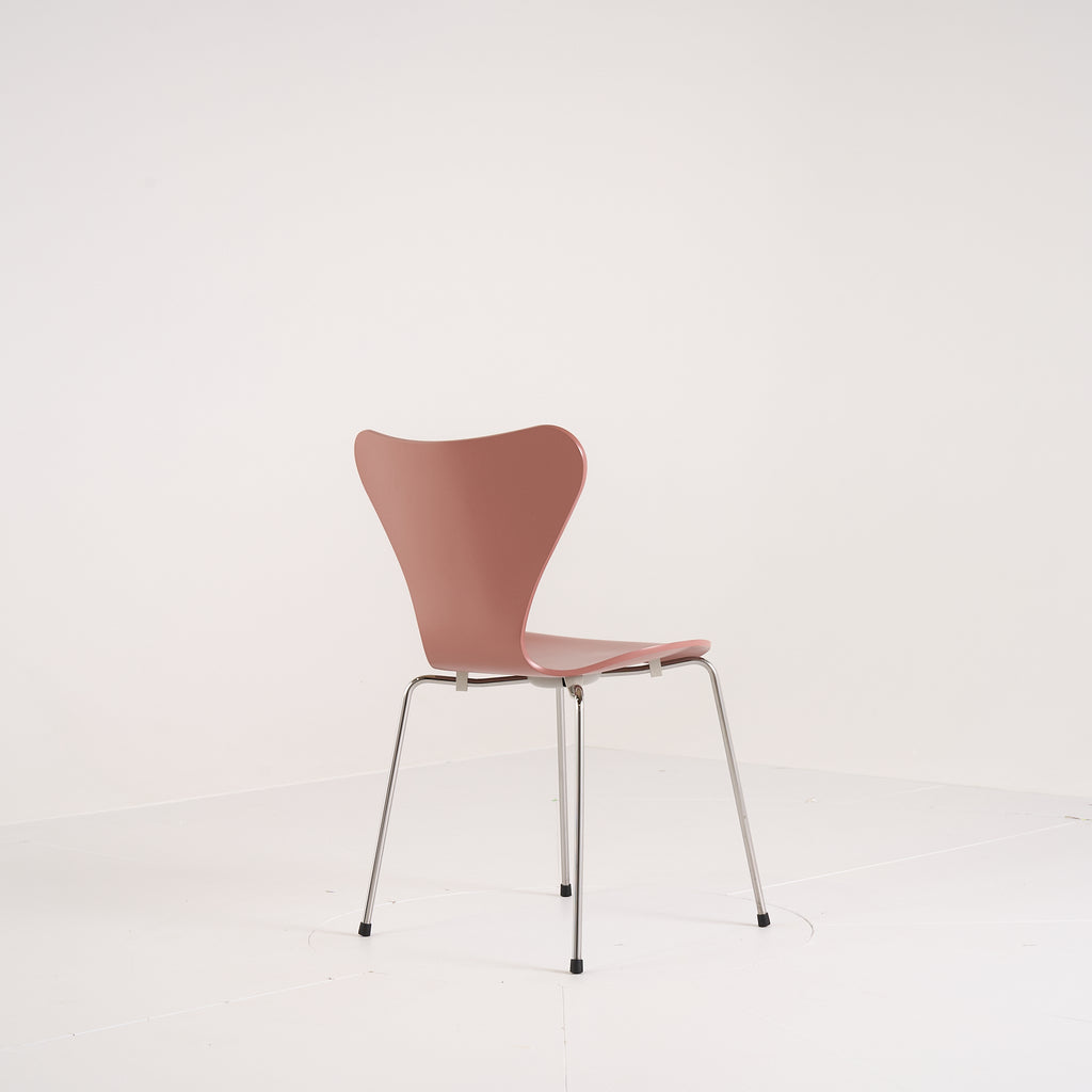 Series 7 Chair by Fritz Hansen in Wild Rose Lacquer / Warm Graphite | Open Box – Excellent | Shop Now | MO-FHA-3107-63-Hero Image-1