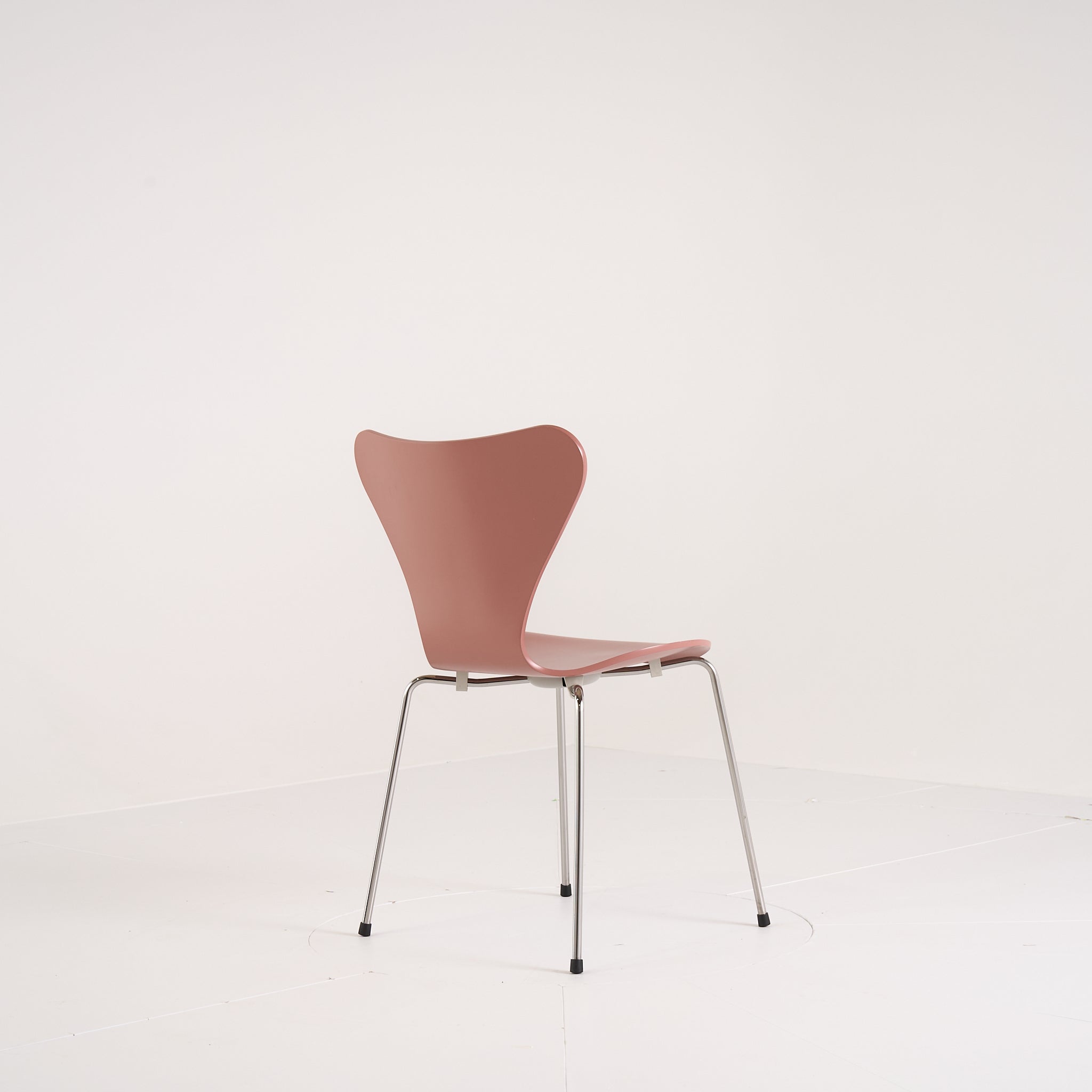 Series 7 Chair by Fritz Hansen in Wild Rose Lacquer / Warm Graphite | Open Box – Excellent | Shop Now | MO-FHA-3107-63-Hero Image-1