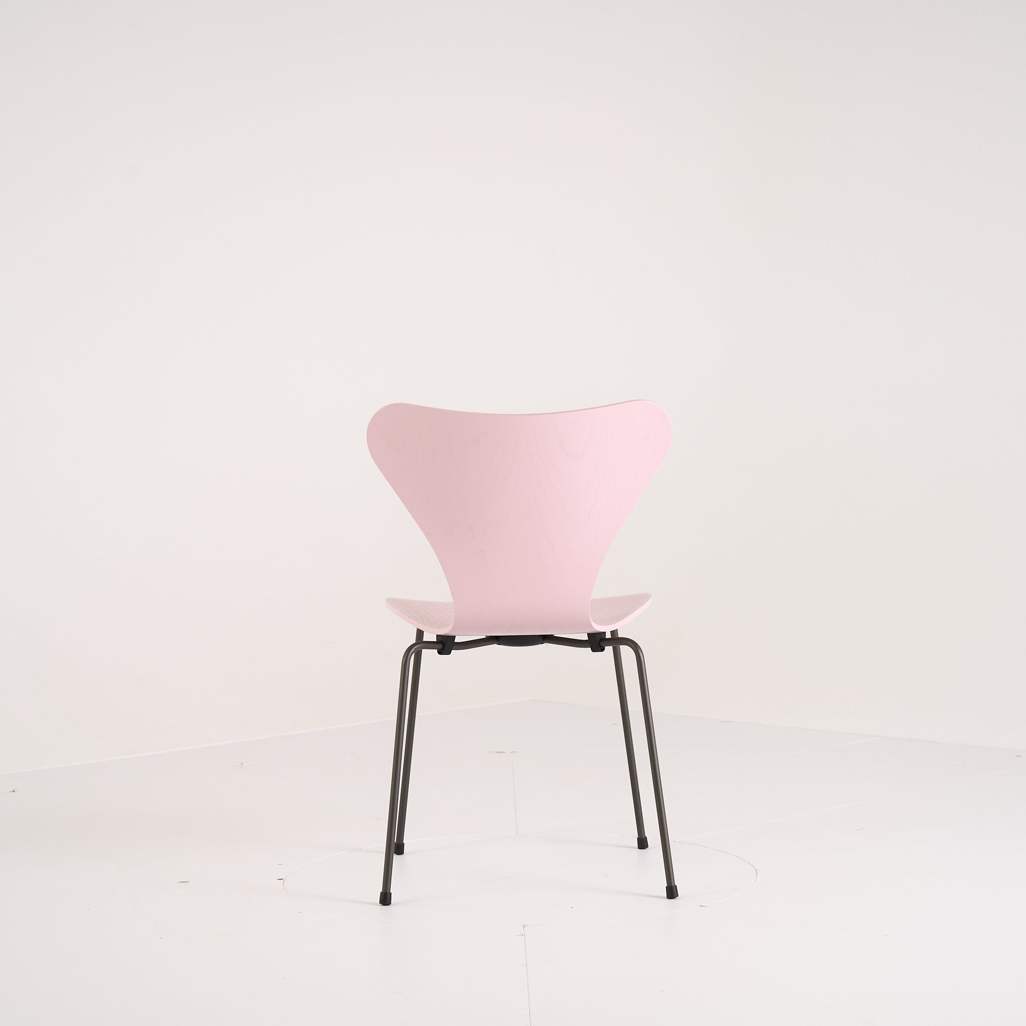 Series 7 Chair by Fritz Hansen in Pale Rose Lacquer / Warm Graphite | Gently Used – Good | Shop Now | MO-FHA-3107-67-Hero Image-4