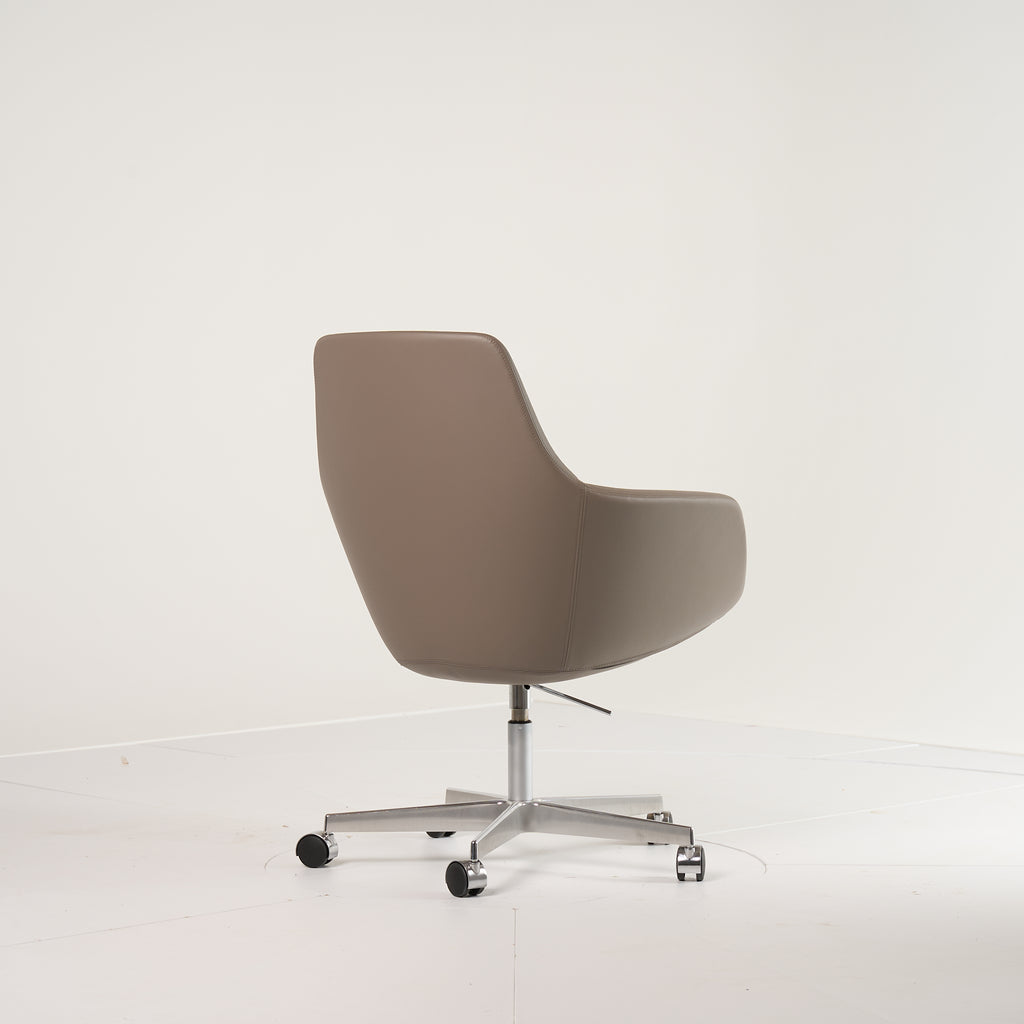 Little Giraffe Chair by Fritz Hansen in Essential Leather Stone / Chrome / Castors | Floor Sample – Very Good | Shop Now | MO-FHA-3211-117-Hero Image-3