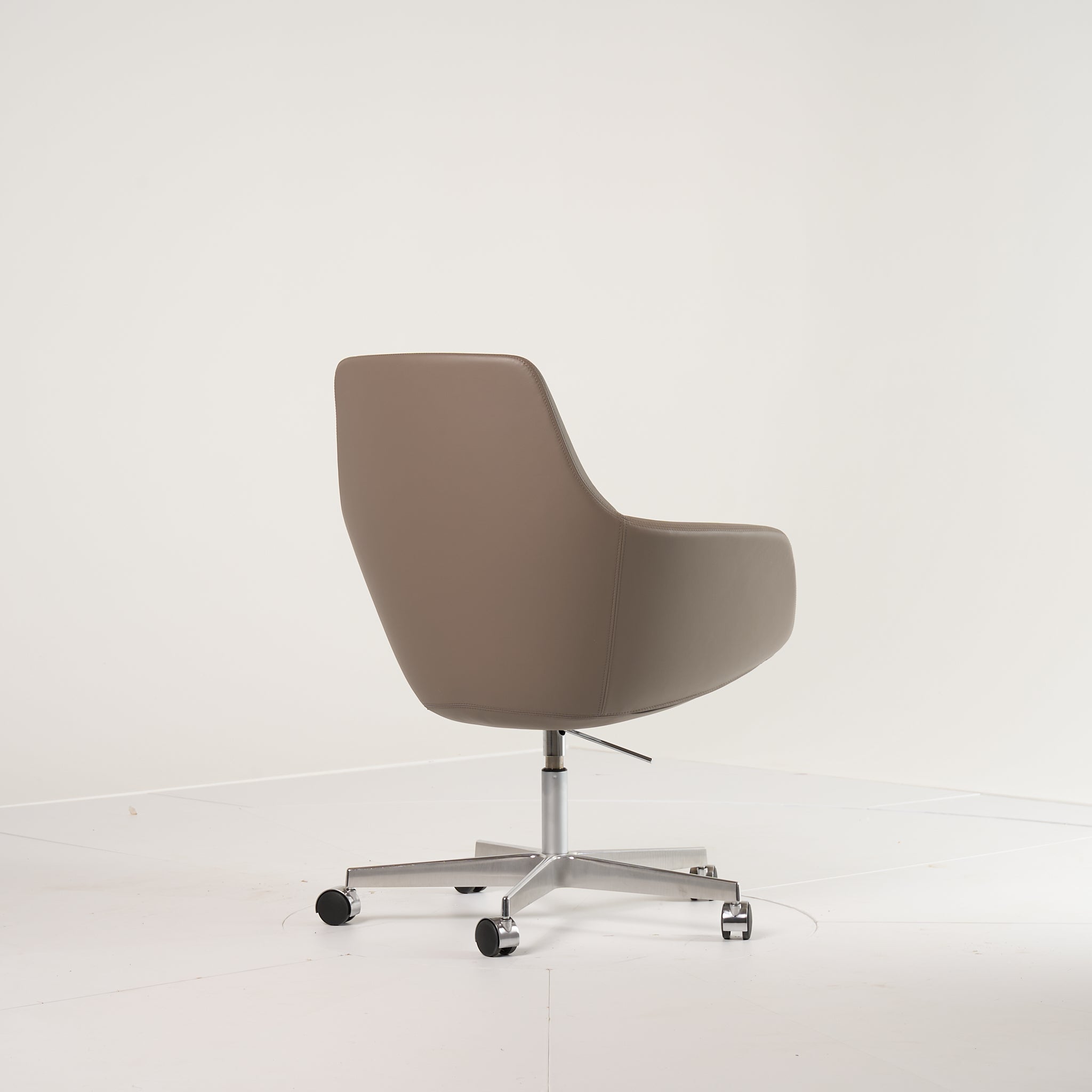 Little Giraffe Chair by Fritz Hansen in Essential Leather Stone / Chrome / Castors | Floor Sample – Very Good | Shop Now | MO-FHA-3211-117-Hero Image-3