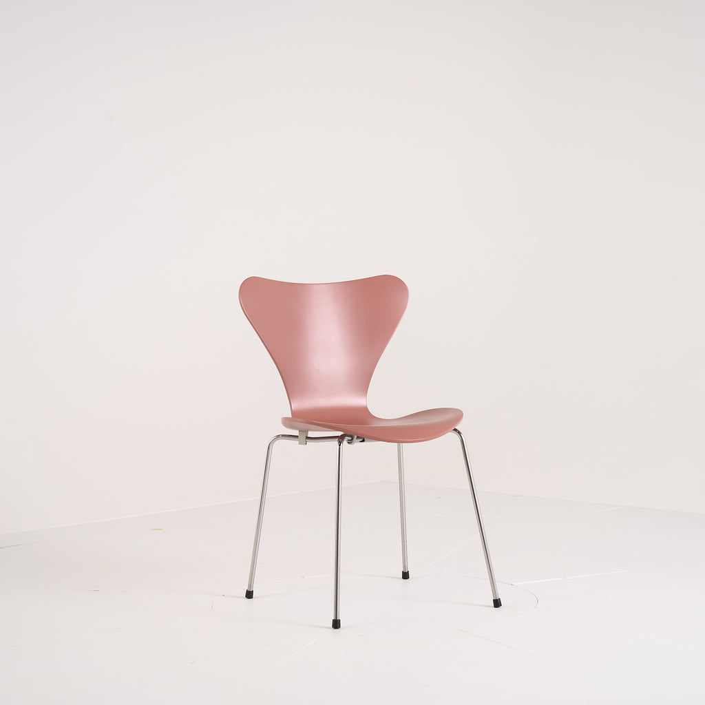 Series 7 Chair by Fritz Hansen in Wild Rose Lacquer / Warm Graphite | Open Box – Excellent | Shop Now | MO-FHA-3107-63-Hero Image-5