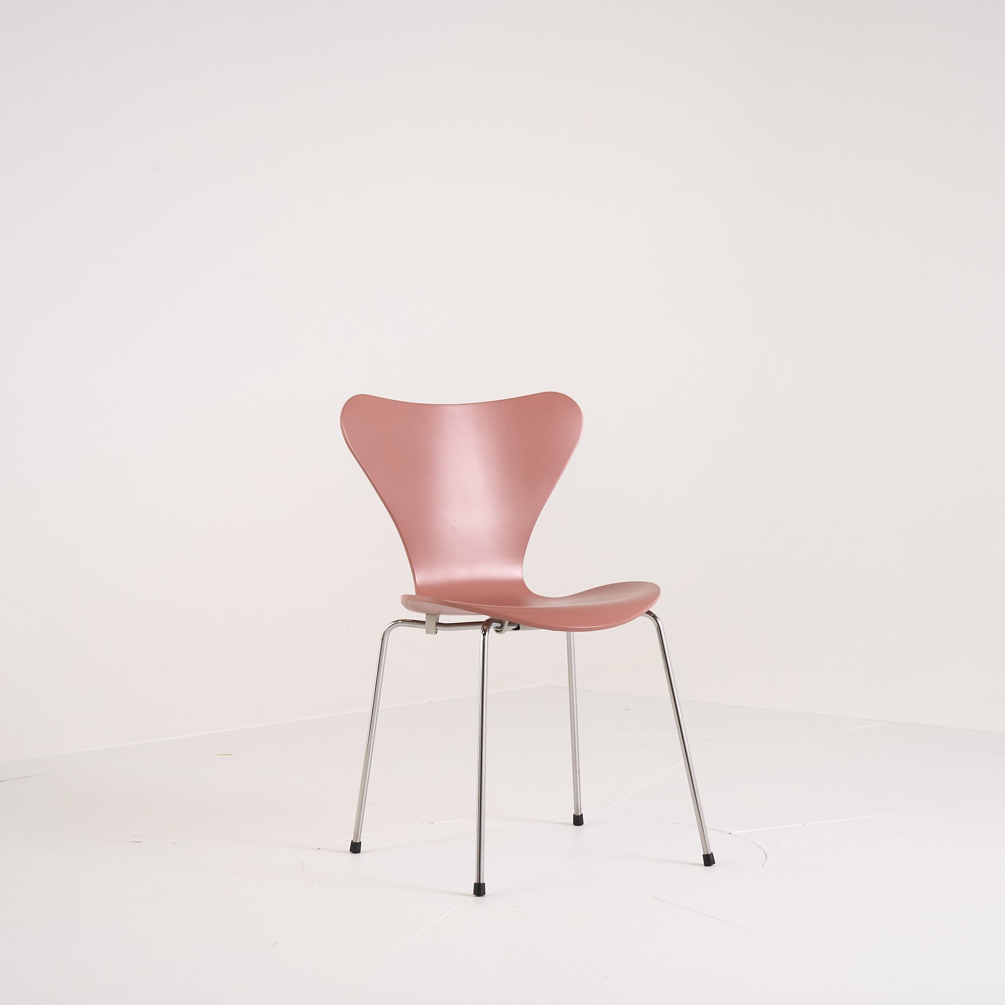 Series 7 Chair by Fritz Hansen in Wild Rose Lacquer / Warm Graphite | Open Box – Excellent | Shop Now | MO-FHA-3107-63-Hero Image-5