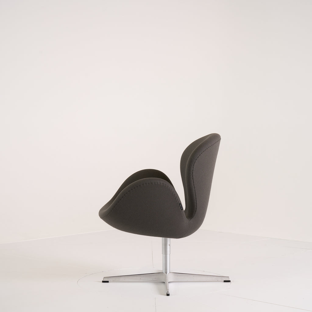 Swan Chair  by Fritz Hansen in Fame 61060 (Grey) / Brushed Aluminum | Floor Sample – Very Good | Shop Now | MO-FHA-3320-27-Hero Image-5