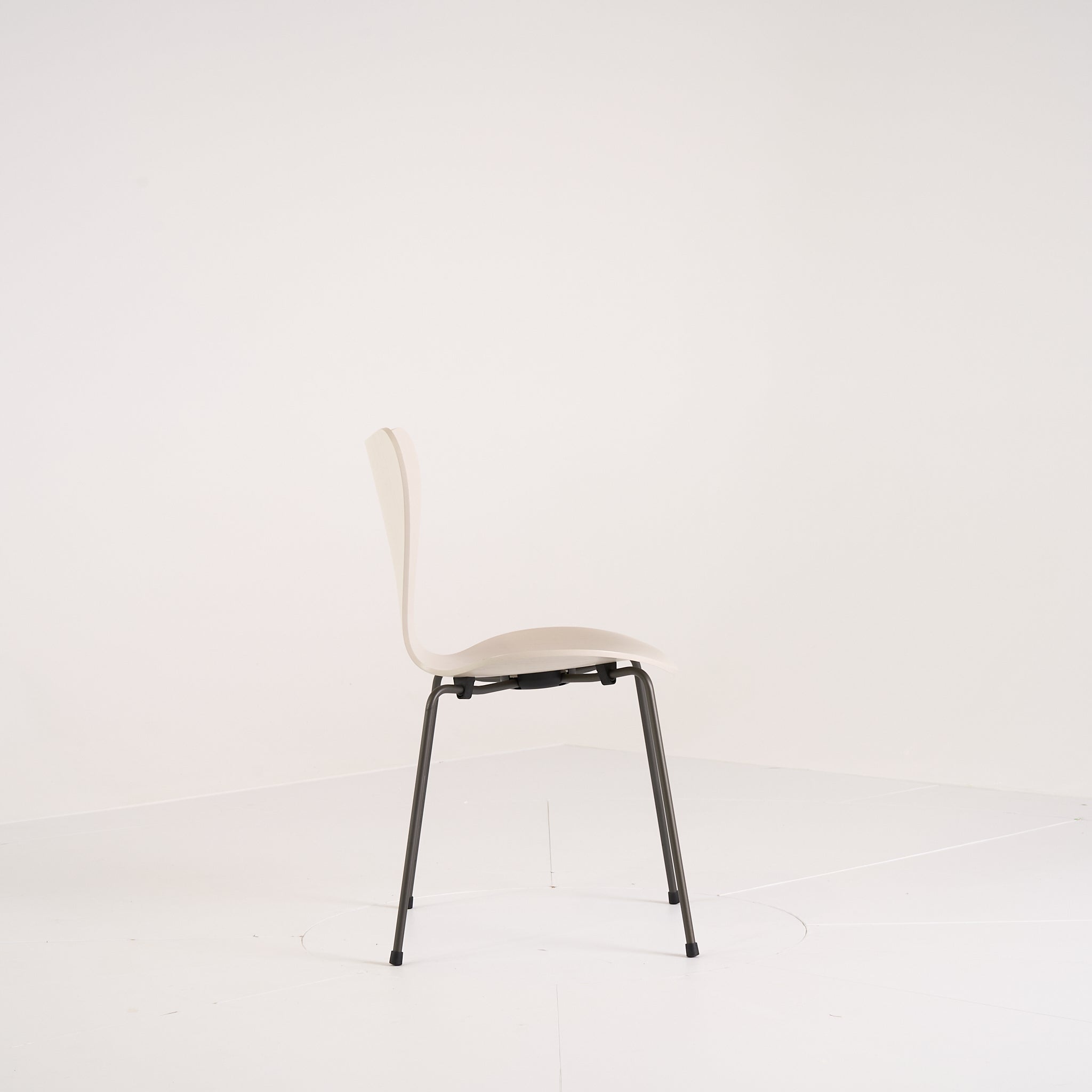 Series 7 Chair by Fritz Hansen in Light Beige Ash / Brown Bronze | Gently Used – Good | Shop Now | MO-FHA-3107-66-Hero Image-4