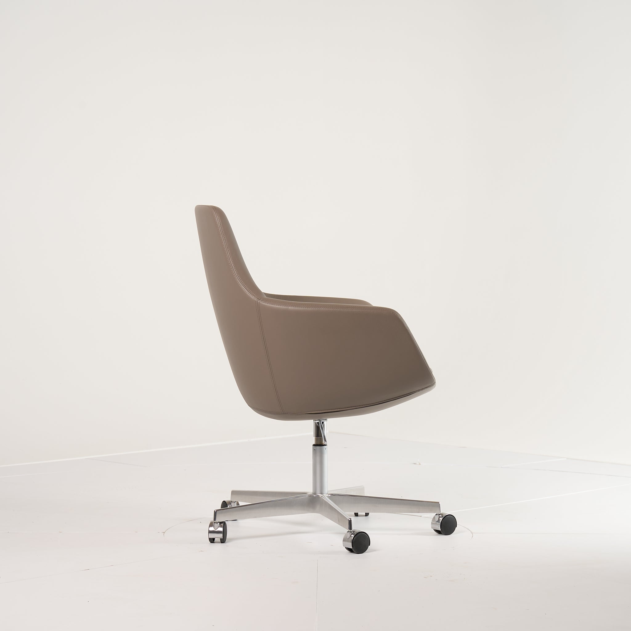 Little Giraffe Chair by Fritz Hansen in Essential Leather Stone / Chrome / Castors | Floor Sample – Very Good | Shop Now | MO-FHA-3211-117-Hero Image-7