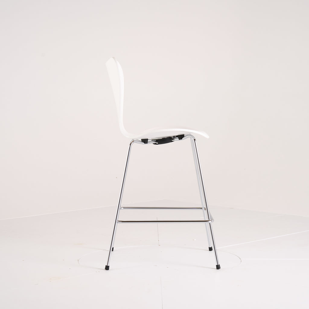 Series 7 Counter Stool by Fritz Hansen in Lacquered White / Chrome | Floor Sample – Very Good | Shop Now | MO-FHA-3187-54-Hero Image-1